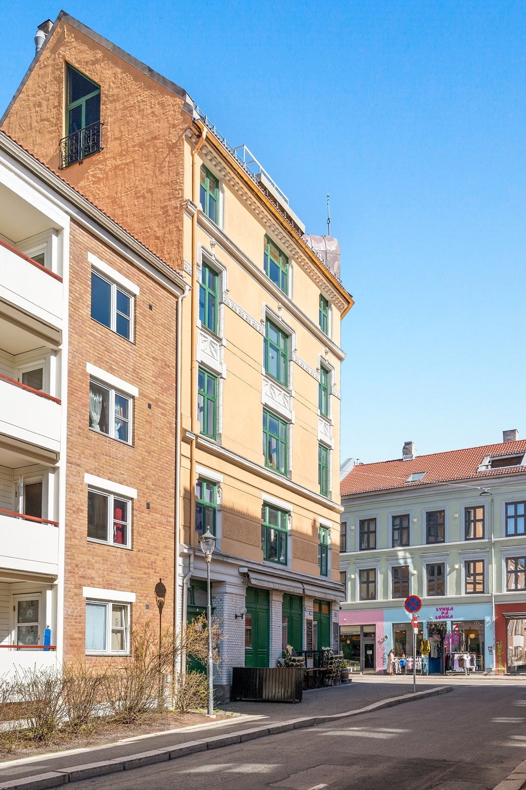 Her har du en svært sentral beliggenhet, samt en god intern beliggenhet med en høy hjørneleilighet. Galleribilde