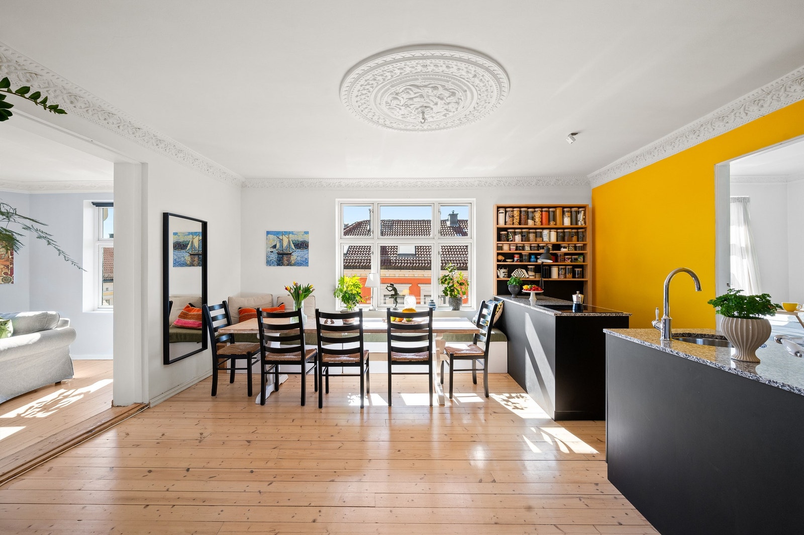 Lys og svært attraktiv 3-roms hjørneleilighet med en sosial og populær planløsning og ettertraktet beliggenhet. Galleribilde