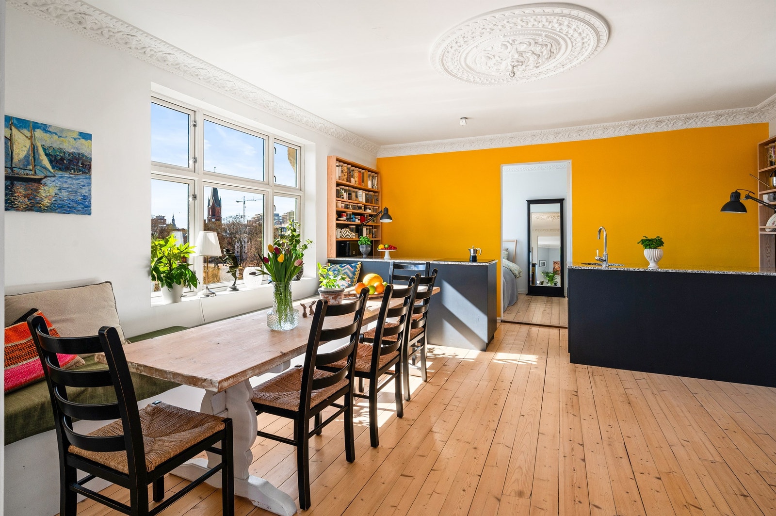 Dette er en klassisk 3-roms hjørneleilighet med historisk utsikt over Oslo og Akerselva. Galleribilde