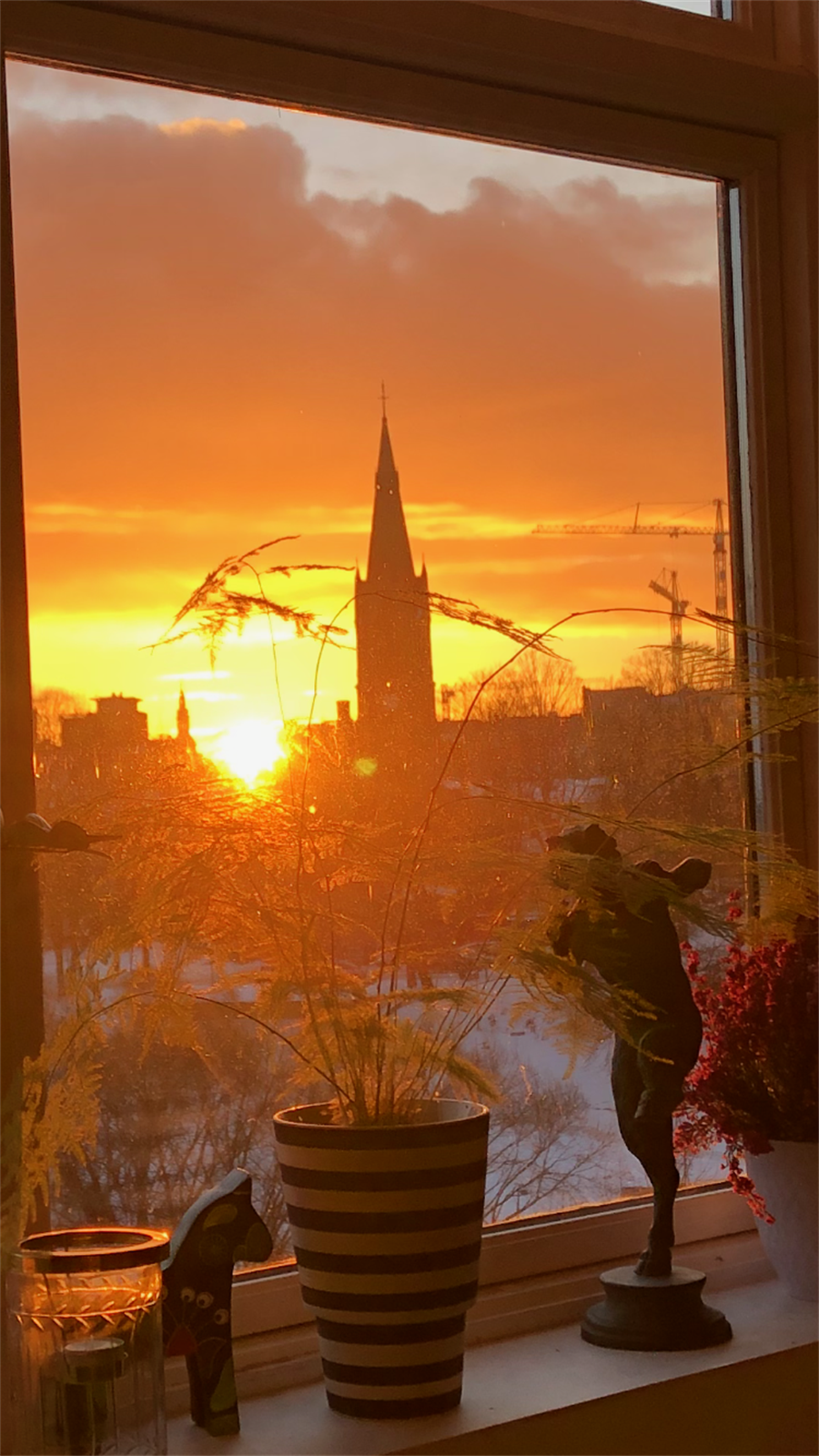 Eiers eget bilde av en av de vakre solnedgangene fra kjøkkenvinduet vinteren 2024/2025. Galleribilde