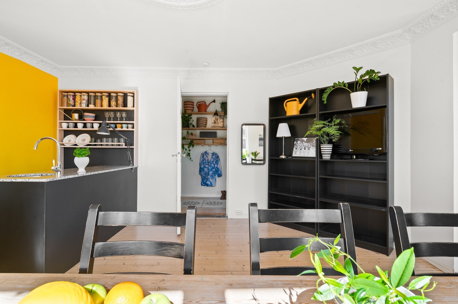 Kjøkkeninnredningen er fra IKEA fra 2019 og er av glatte fronter og benkeplate i stein med underlimt oppvaskkum. Galleribilde