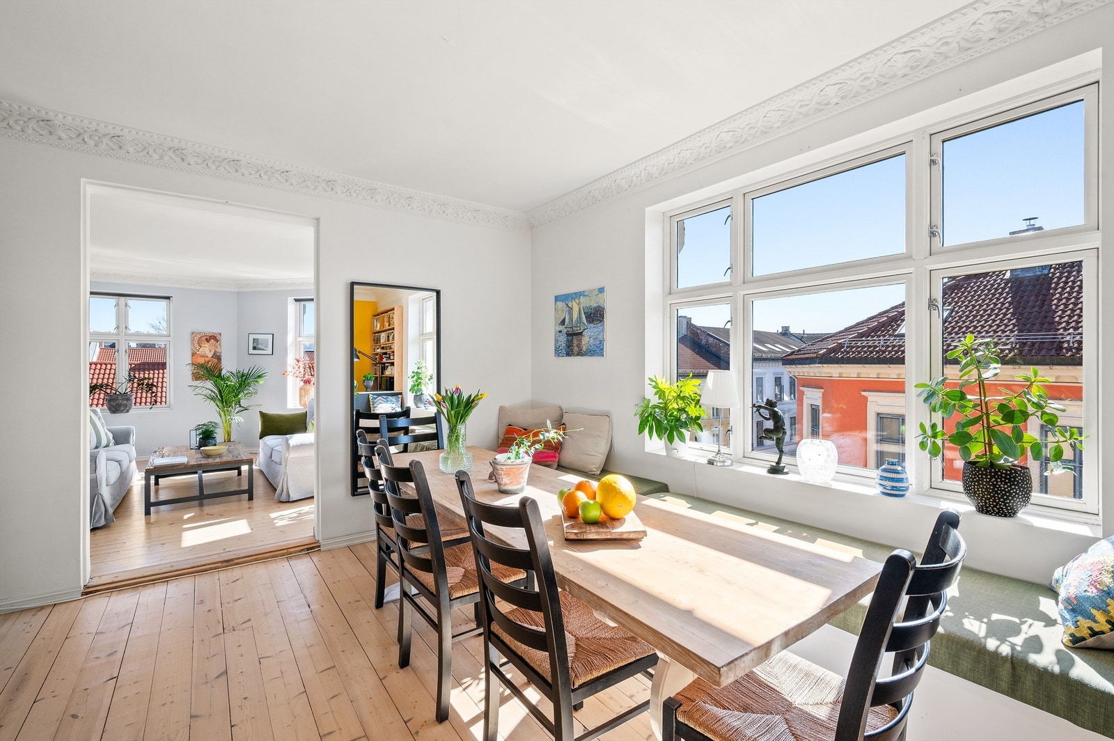 Gjennomgående i boligen er klassiske detaljer som stukkatur og rosett. Galleribilde