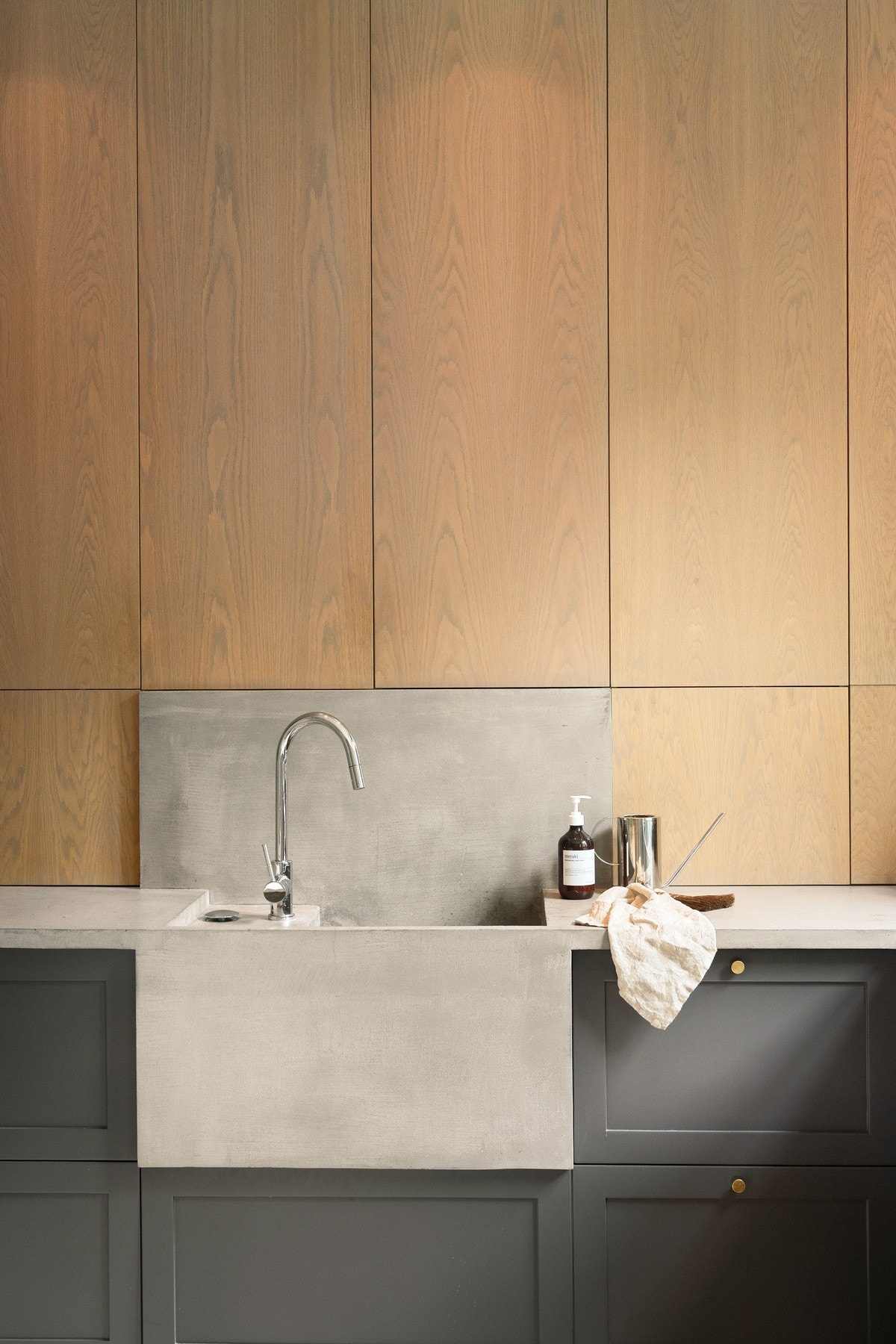 Helstøpt benkeplate i betong med integrert vask gir kjøkkenet et moderne og robust uttrykk. Galleribilde