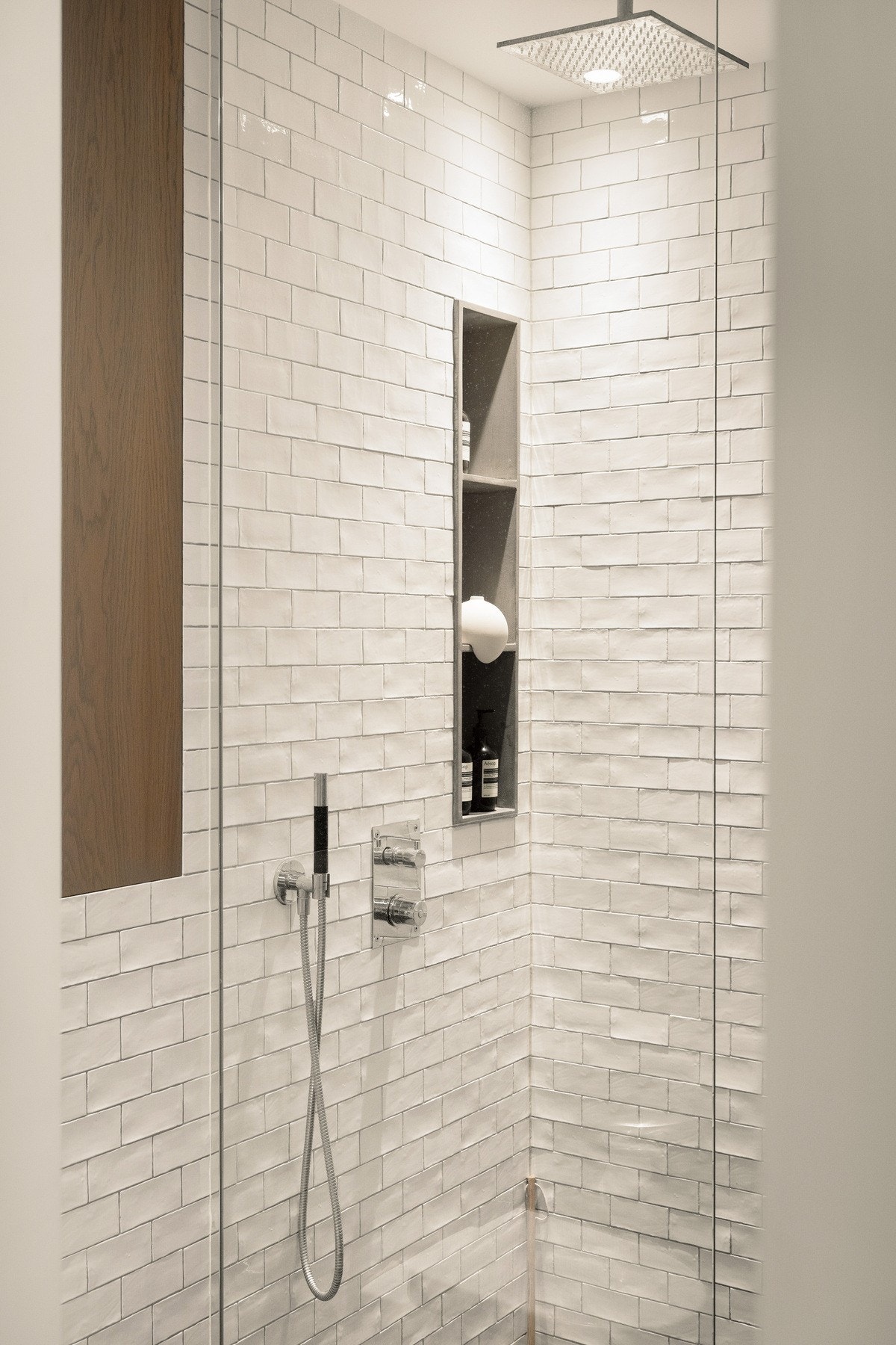 Innredningen består av en spesialtilpasset servant i støpt betong med doble kraner og tilhørende veggspeil. Galleribilde