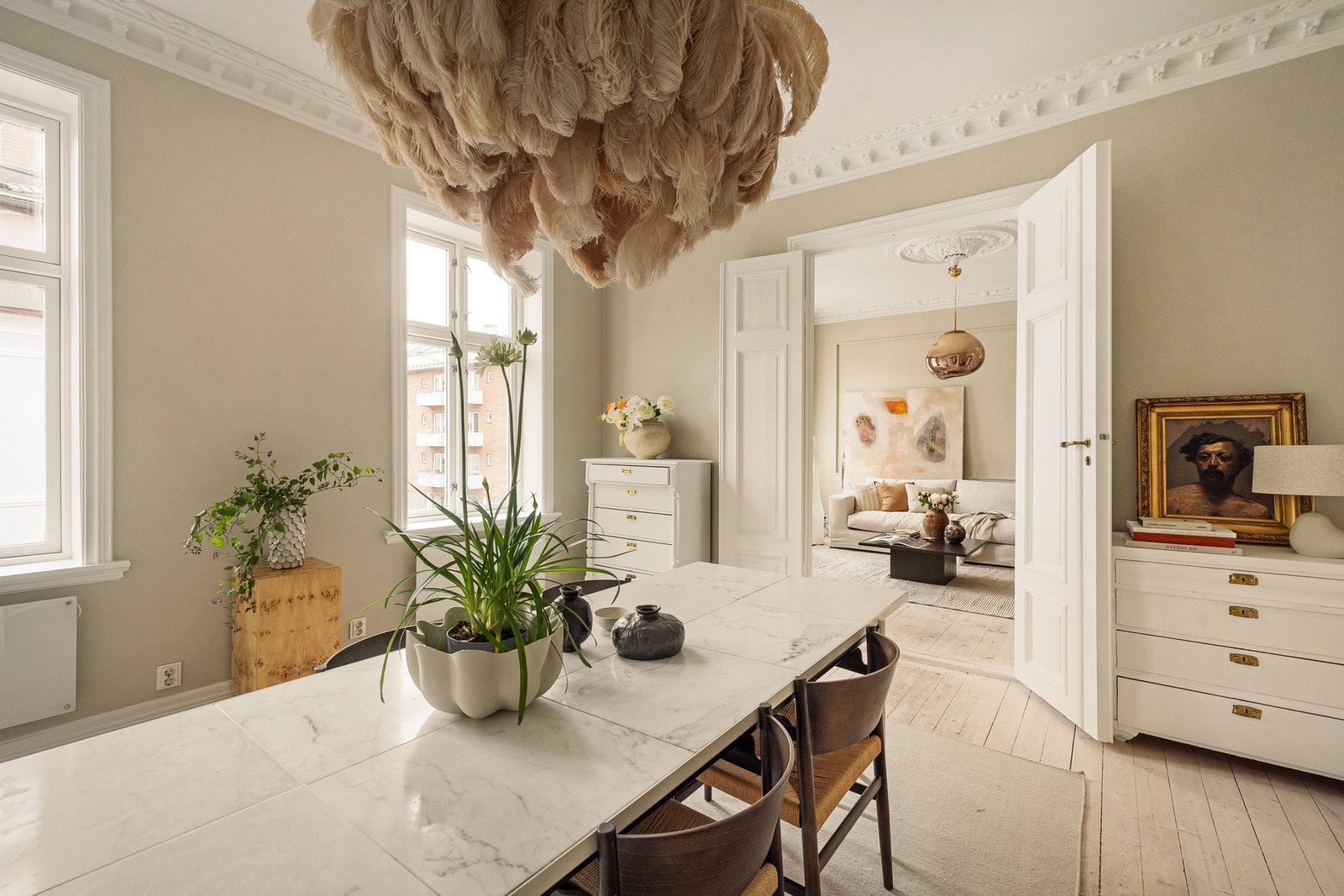 Boligen kan skilte med to romslige og sjarmerende stuer som gir stor fleksibilitet med tanke på møblering.
Det er doble fløydører både mellom stue og spisestue & mellom spisestue og soverom. Galleribilde