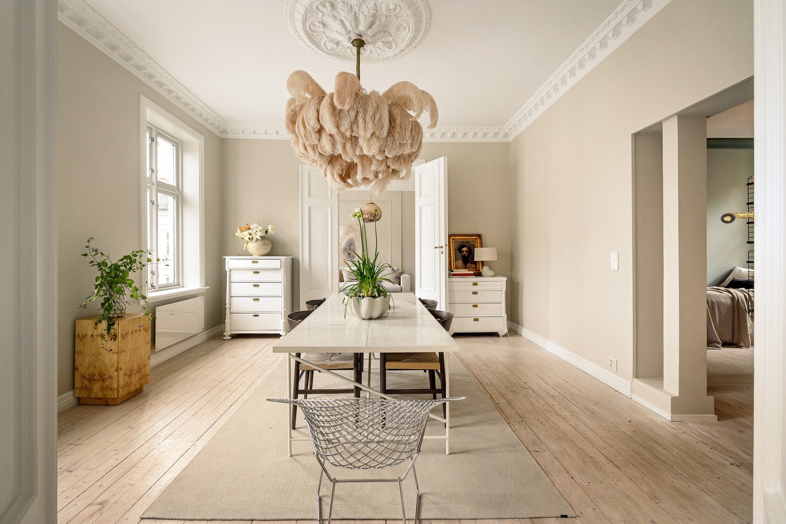 Eier har behold leilighetens klassiske elementer som f eks stukkatur, rosett, doble fløydører, originale tregulv & generøs takhøyde. De store, vakre vinduene sørger for godt med naturlig lys og gode lysforhold. Galleribilde