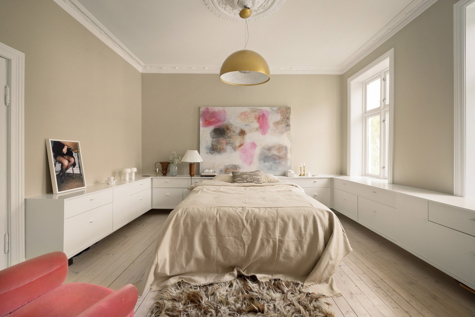 Soverommet er nymalt i en klassisk beige tone, et par nyanser mørkere enn fargen i stue og spisestue. Galleribilde