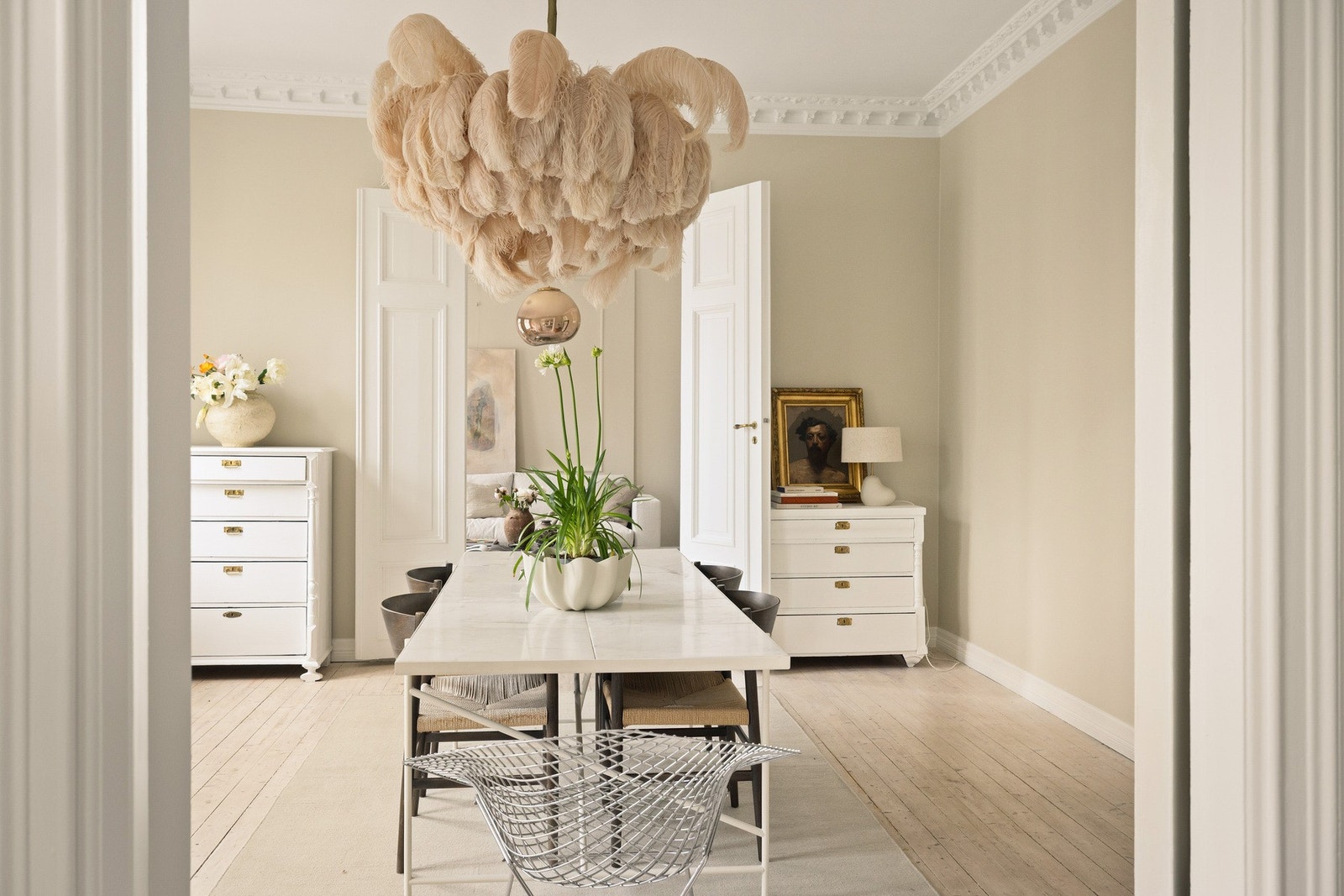 Doble fløydører mellom rommene gir et flott gjennomgående lys og visuell sammenheng. Galleribilde