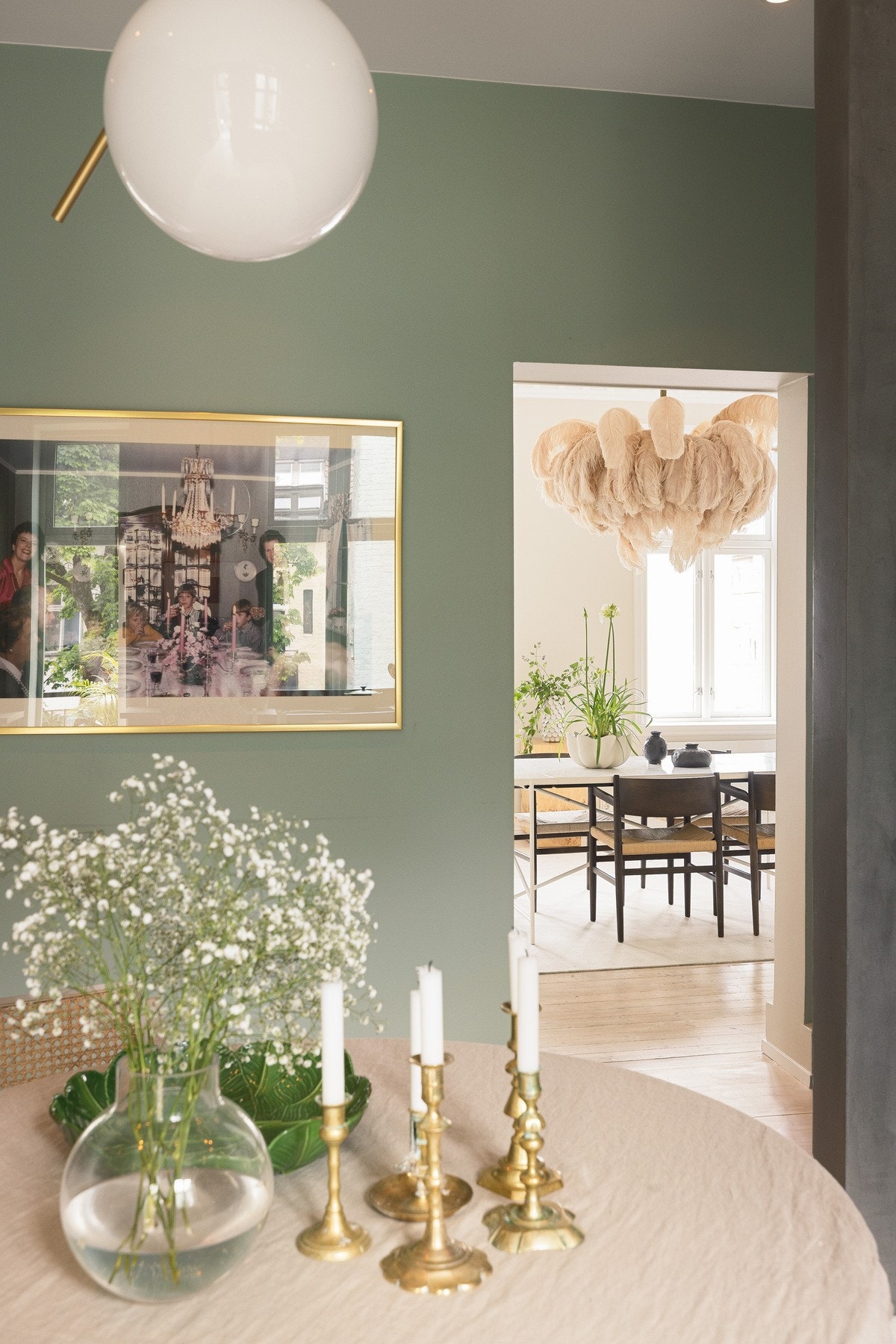 Spisebordet på kjøkkenet er en flott plass å nyte alle hverdagsmåltidene, eller bare henge med venner mens man lager mat. Galleribilde