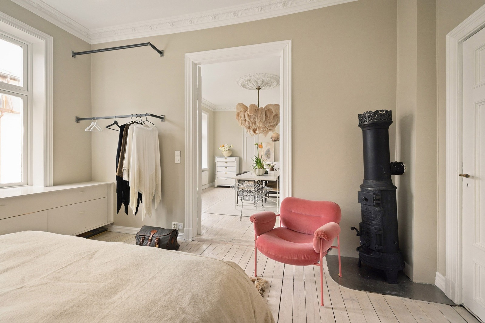 De originale tregulvene tilfører rommet både varme og sjel. Galleribilde