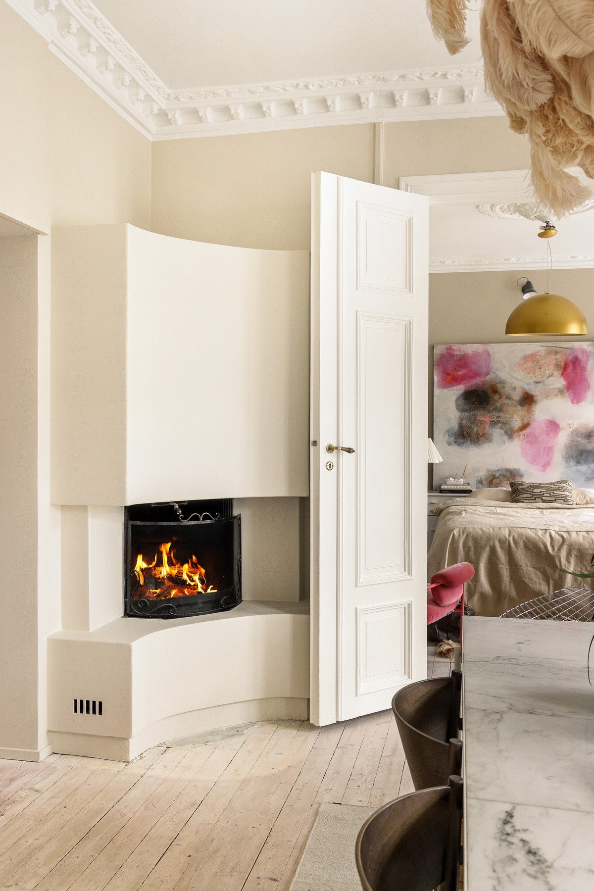 I hjørnet er det montert en åpen peis som tilfører varme og skaper en lun og innbydende atmosfære. Galleribilde