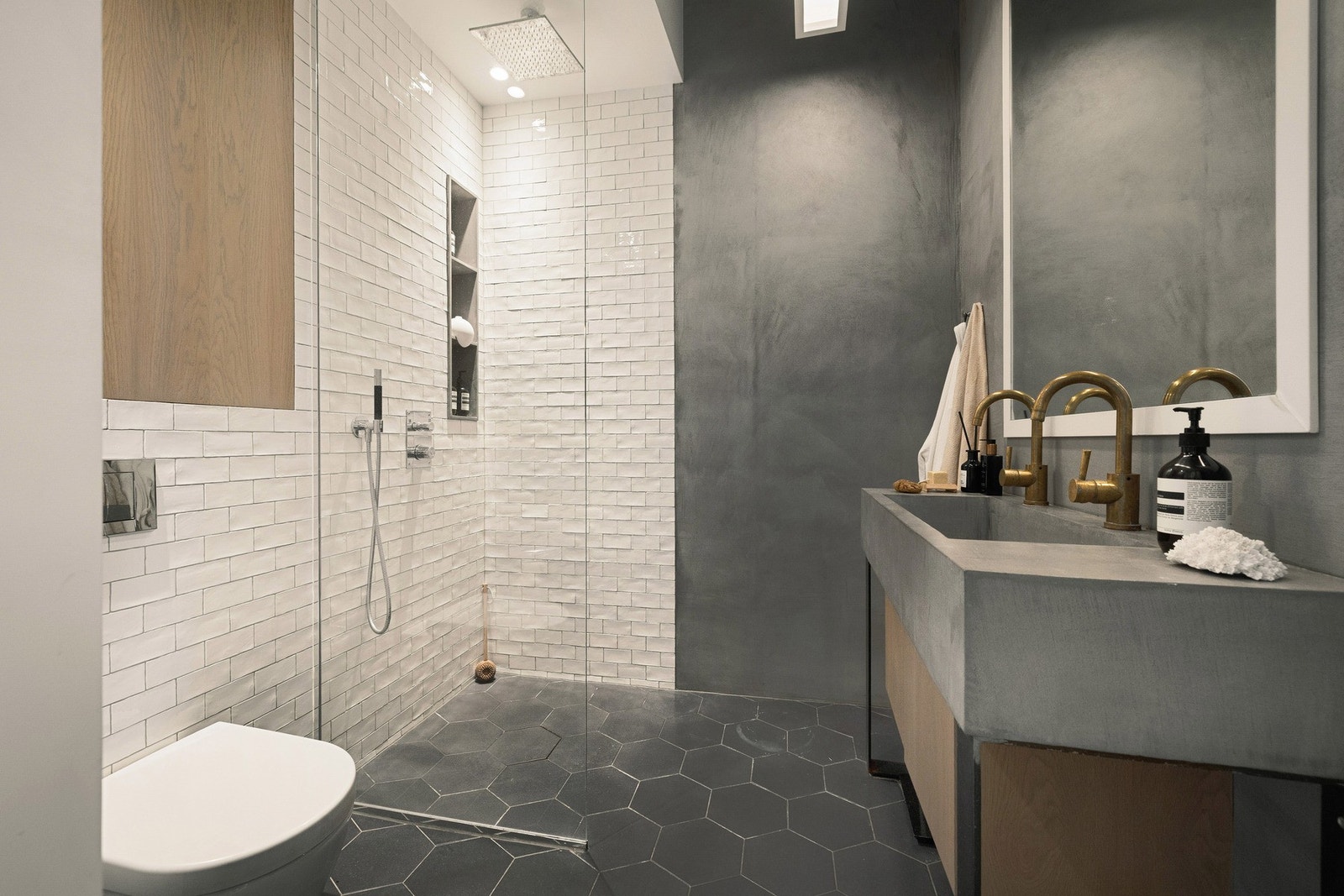 Delikat baderom med materialvalg og løsninger som vitner om høy kvalitet og godt håndverk. Galleribilde