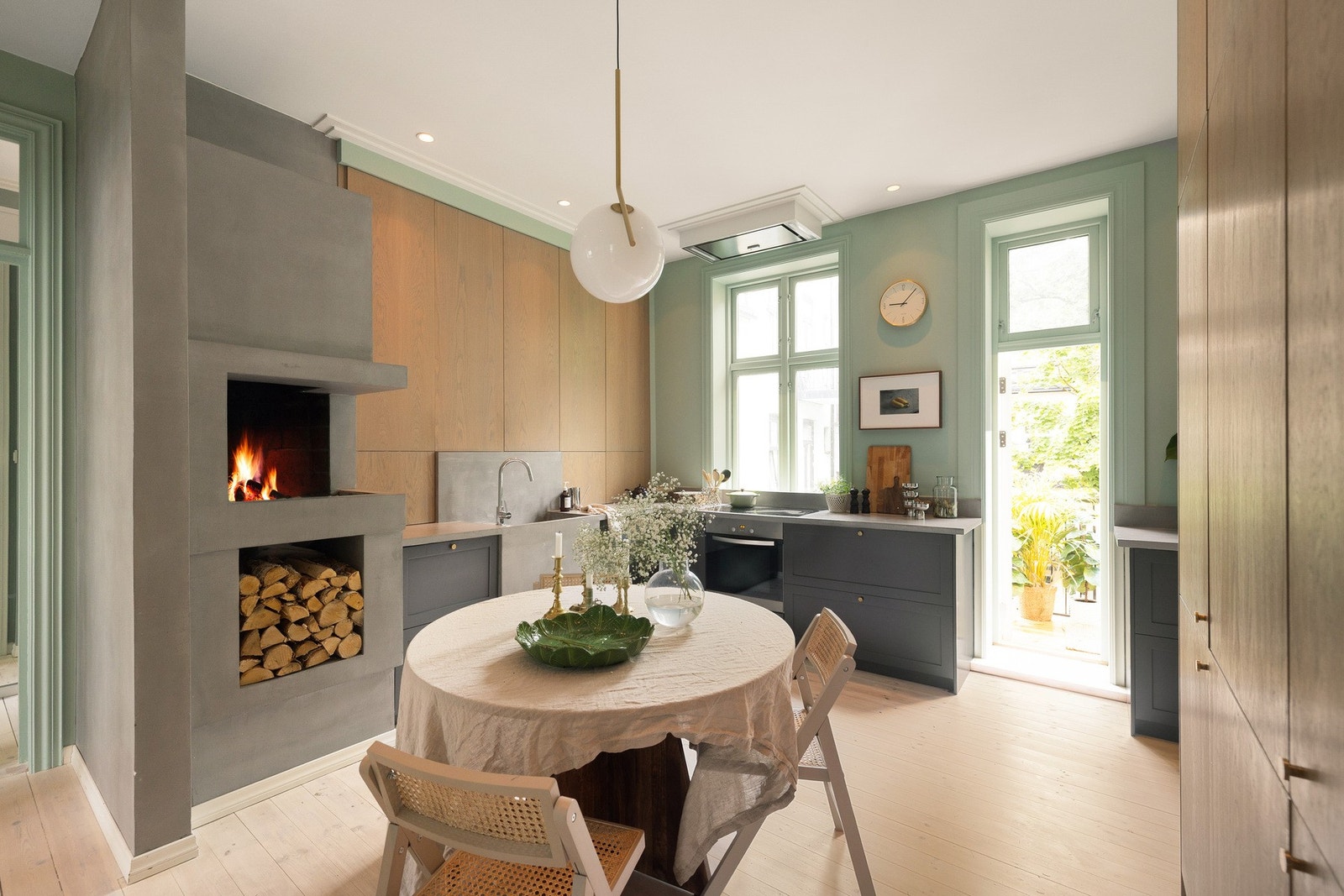 Tenk å starte dagen her?
Separat og meget romslig kjøkken med utgang til balkong. Kjøkkenet fremstår som svært innbydende og hyggelig. Galleribilde