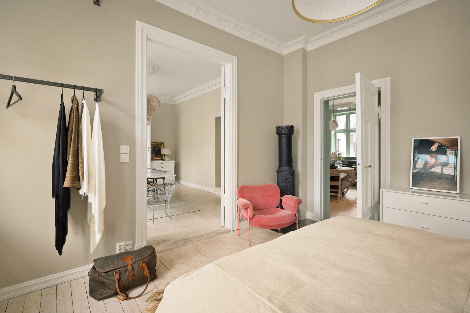 I hjørnet står en dekorativ støpejernsovn som tilfører rommet ekstra karakter. Galleribilde