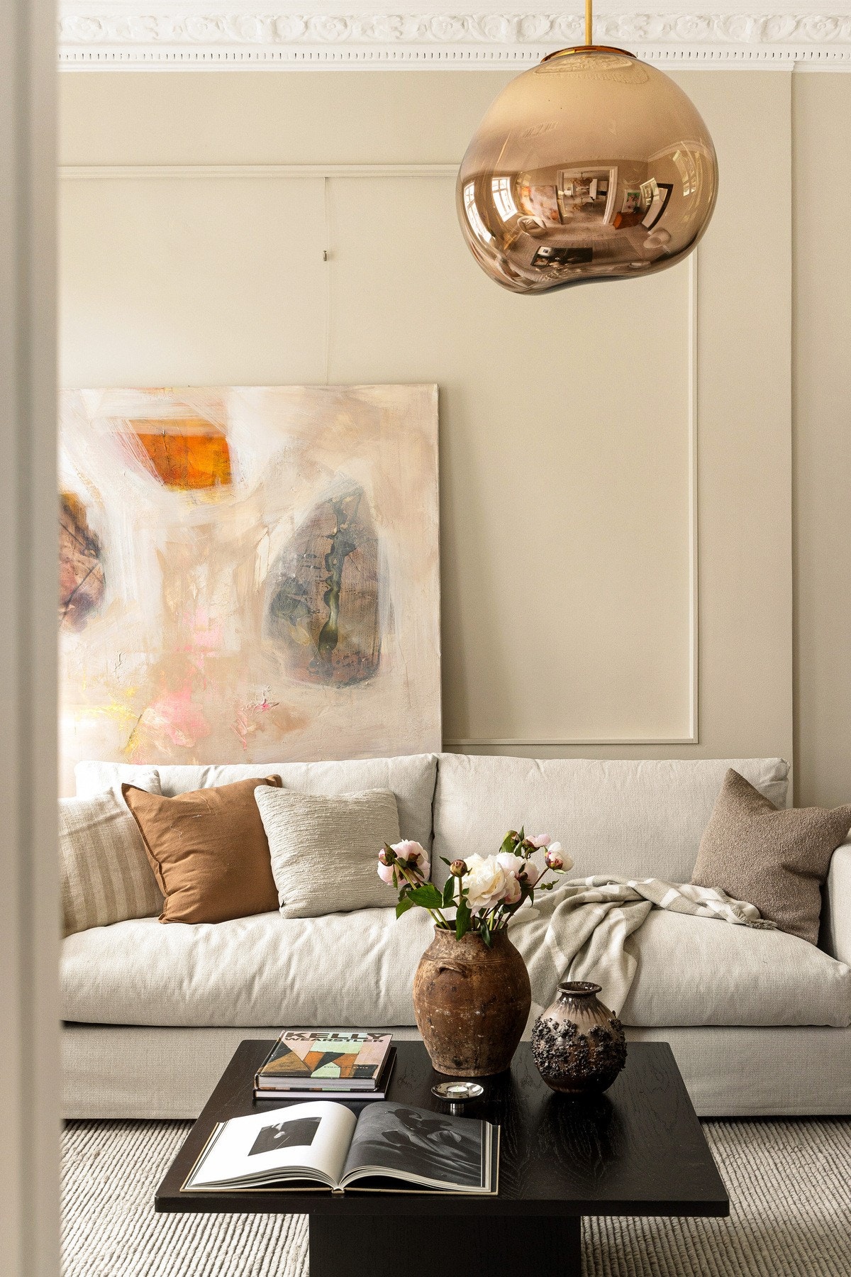 Med luftige rom, generøs takhøyde, store vindusflater og gjennomgående stuer får du en helt spesiell atmosfære. Galleribilde