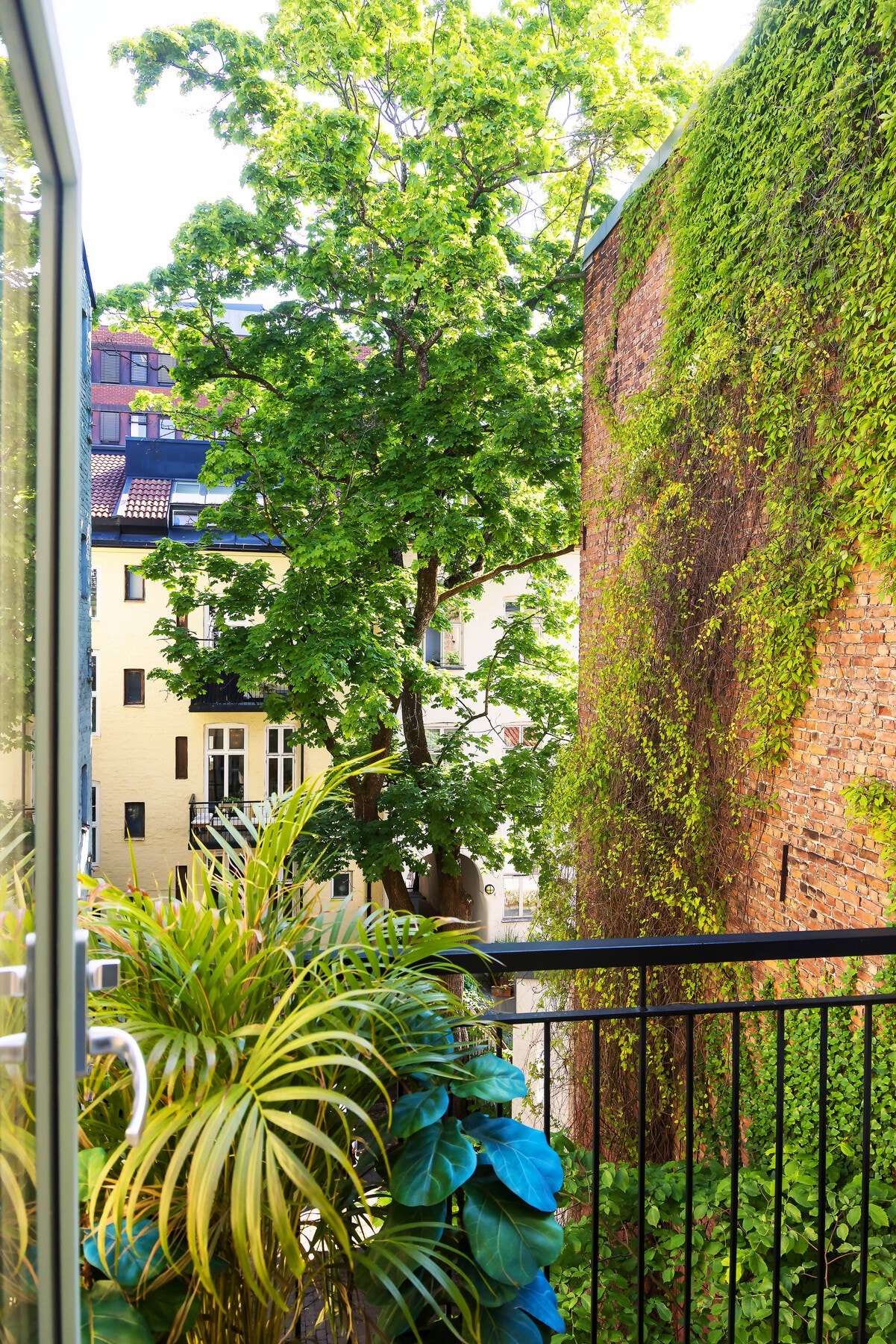 Balkongen er godt skjermet og har grønt utsyn. Galleribilde