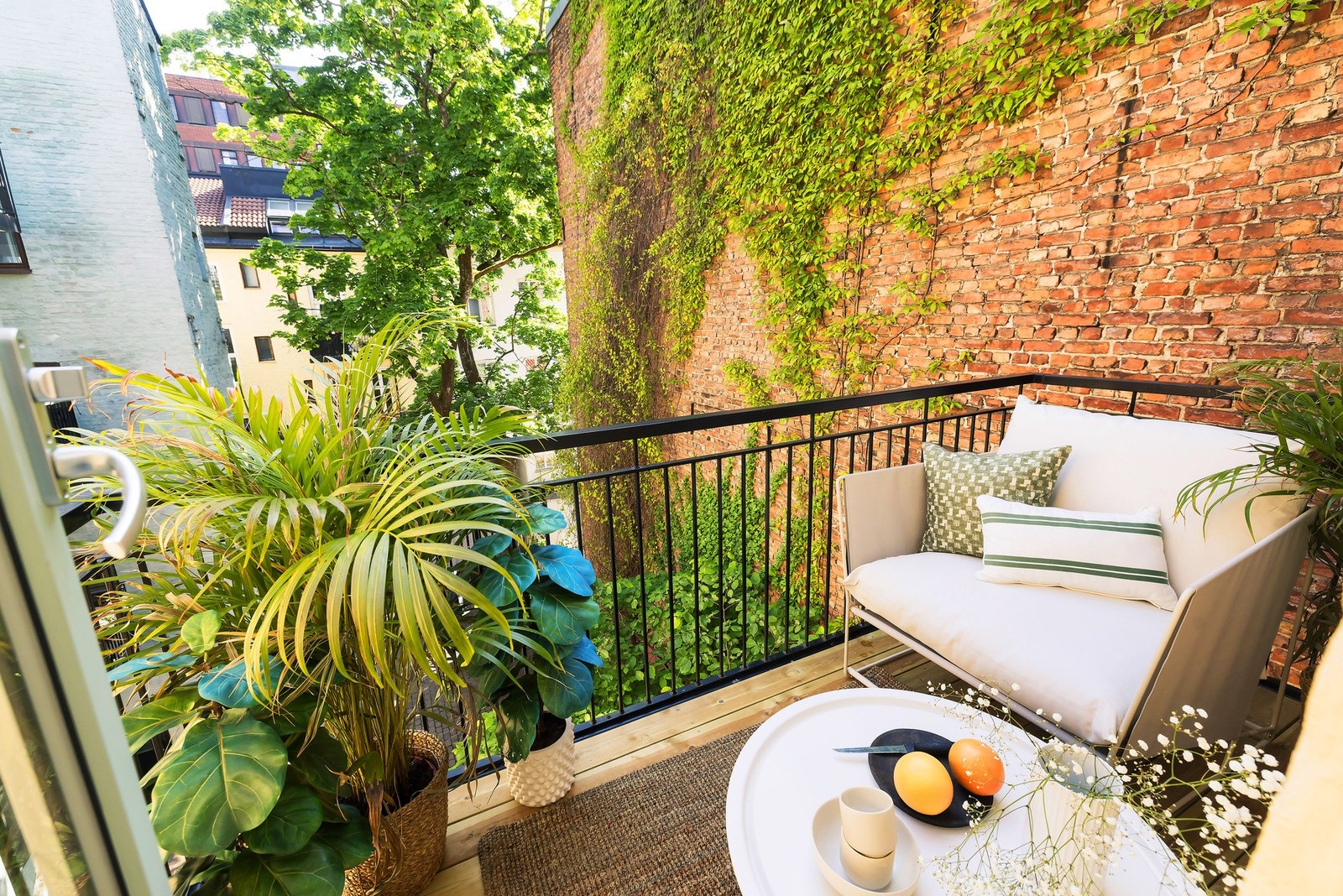 Koselig balkong som vender inn mot rolig bakgård - et perfekt sted å ta morgens første kaffekopp. Galleribilde