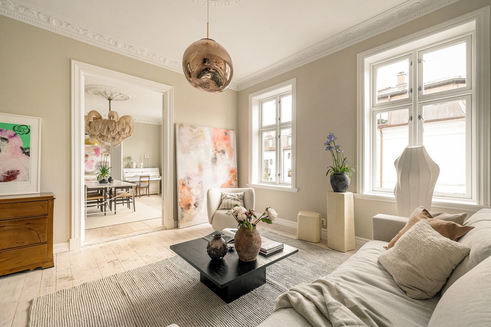 Leiligheten ligger i en flott klassisk gård ca 150 meter fra Bogstadveien.
Meget tiltalende selveier med klassiske, fine løsninger, luftige rom og en generøs takhøyde (3,14m). Galleribilde