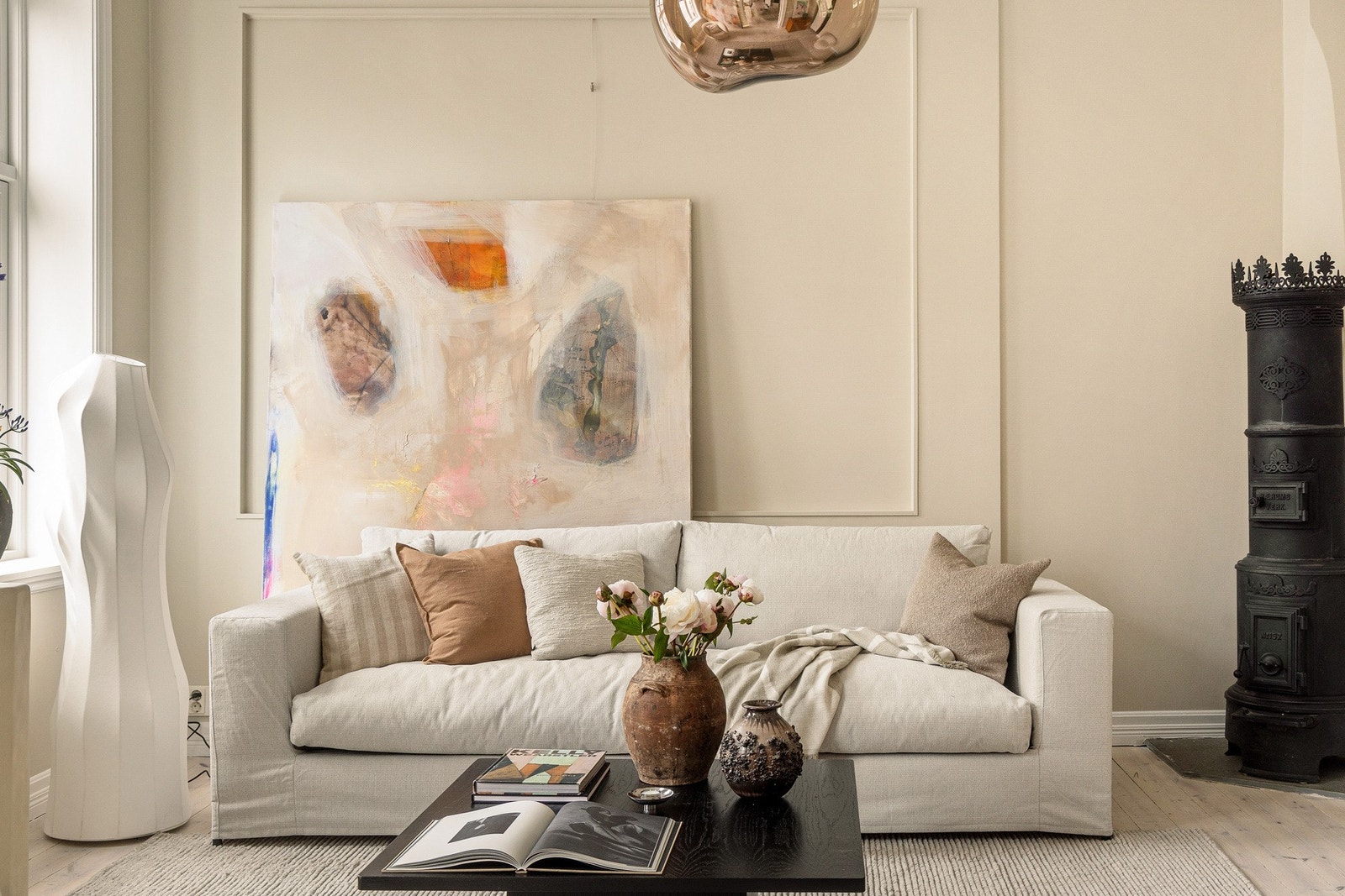 Stuen er romslig og det er god plass til både sofagruppe og øvrig innredning etter ønske. Galleribilde