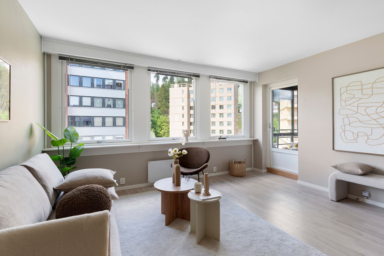 Fra stuen er det utgang til vestvendt innglasset balkong. Godt med innlys fra vindusflatene. Galleribilde