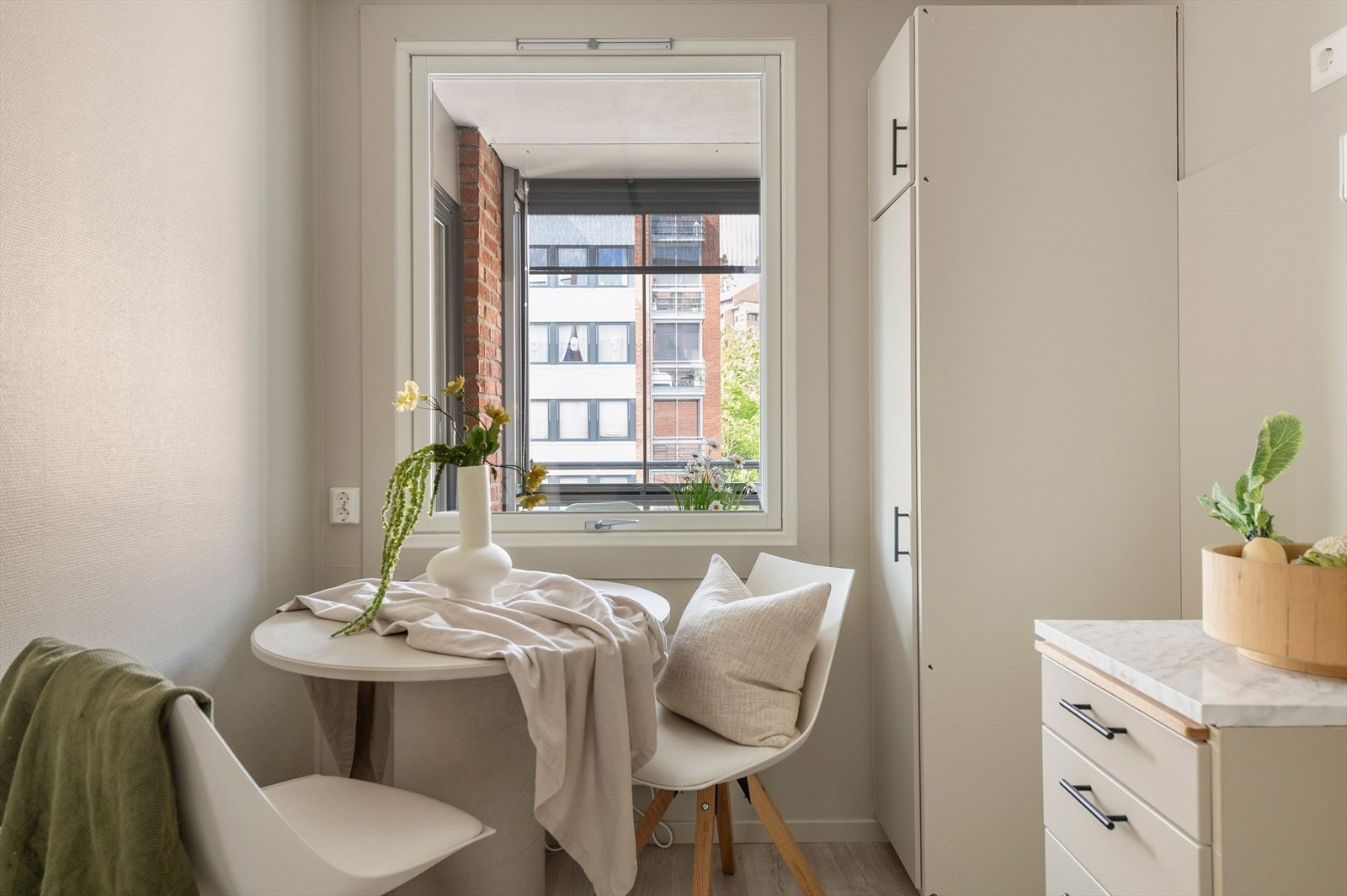 Koselig plass til spiseplass ved vinduet. Galleribilde