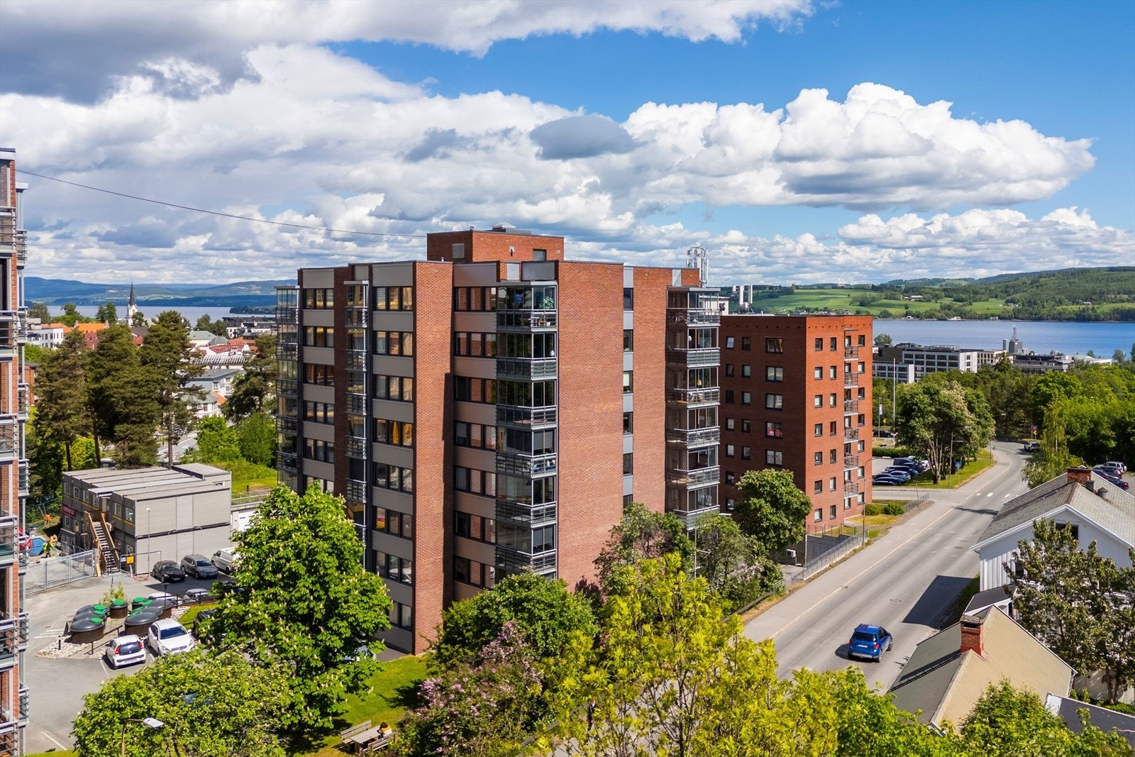 Dronebilde med Mjøsa i bakgrunnen. Galleribilde