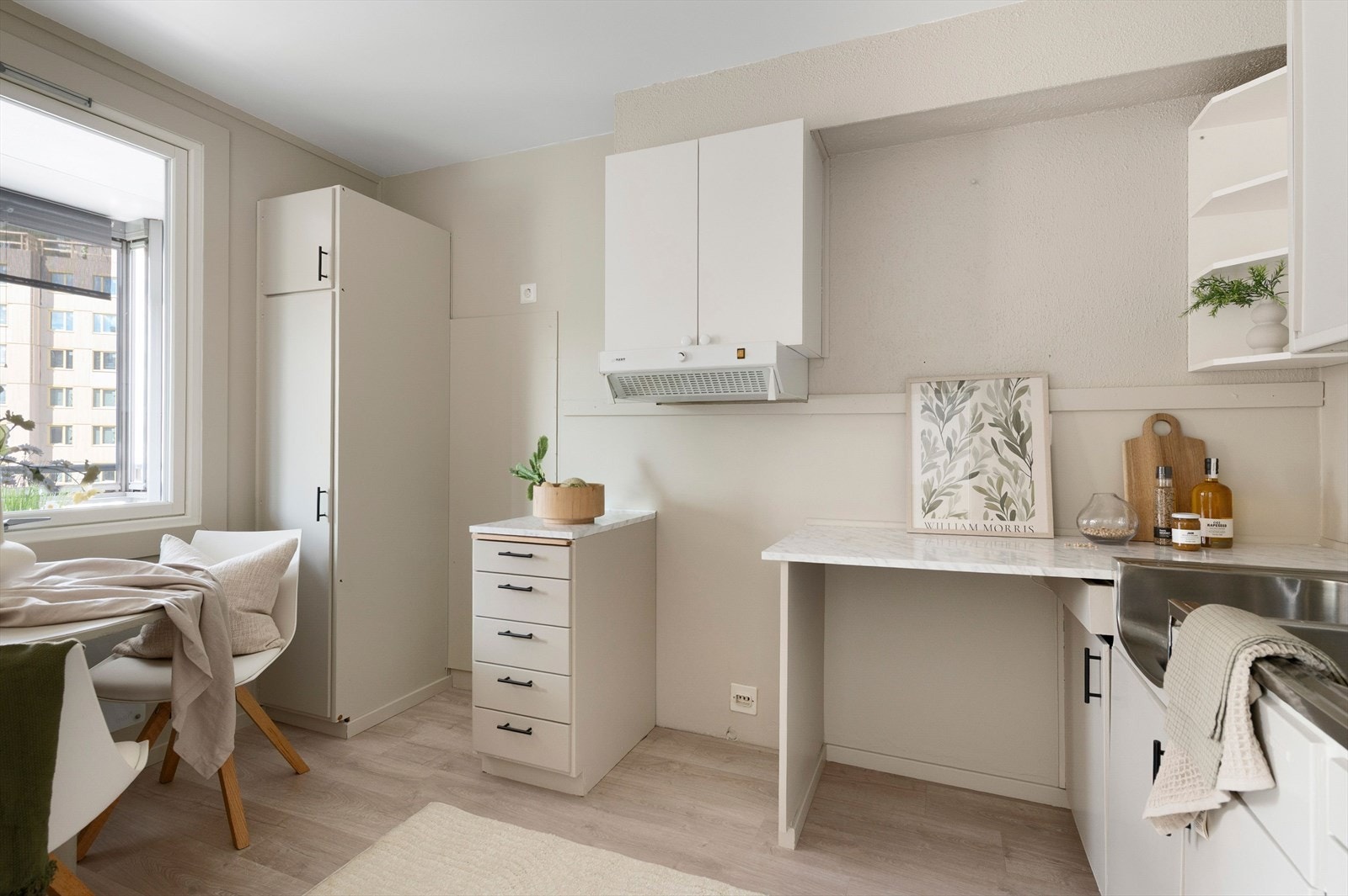 Det er plass til frittstående kjøleskap og komfyr. Galleribilde