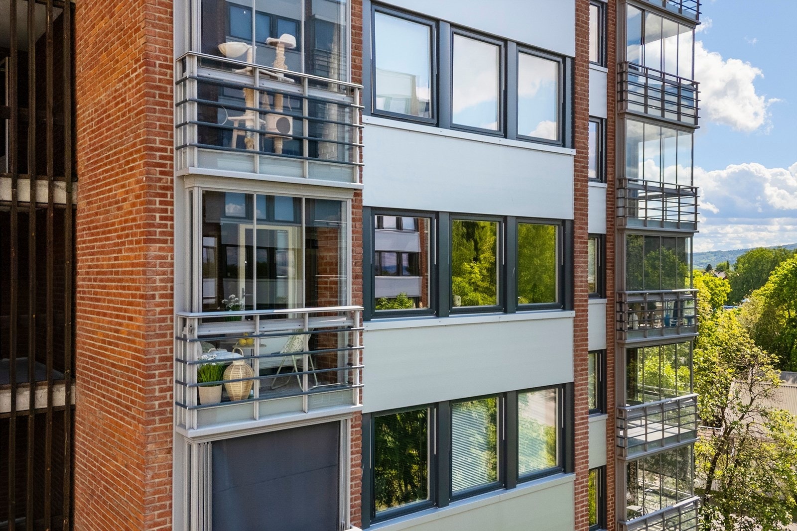 Dronebilde av innglasset balkong. Galleribilde