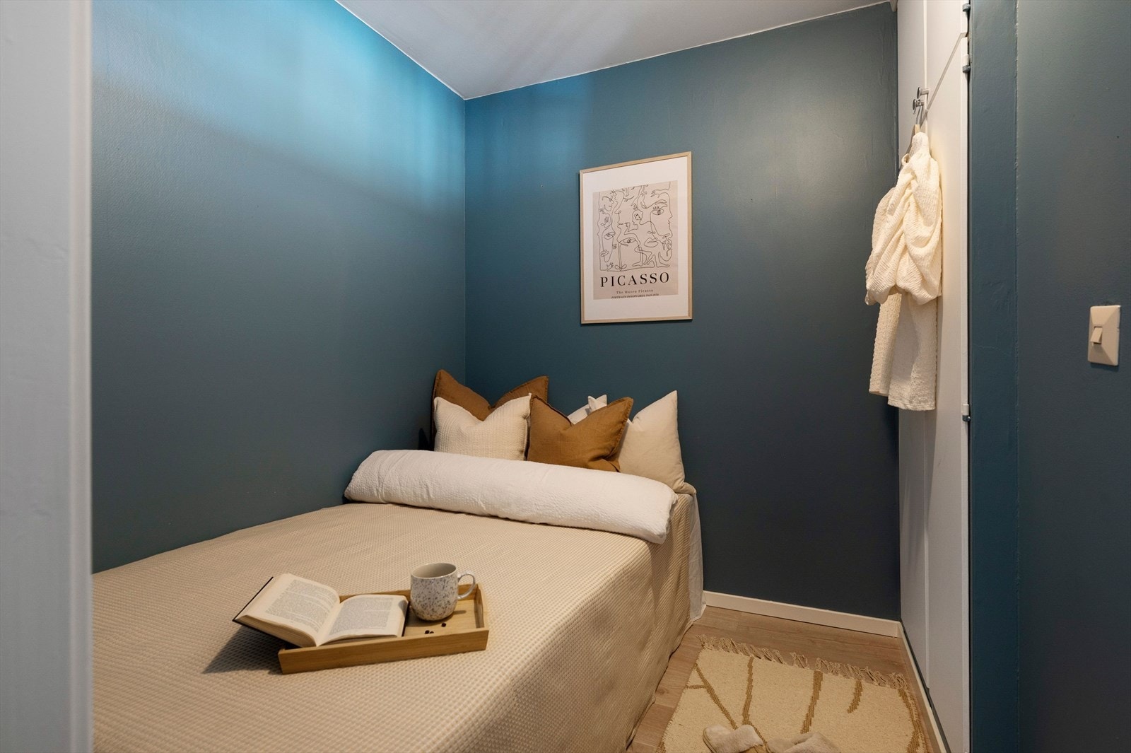 Sovealkoven har god plass til seng og har plassbygde garderobeskap. Galleribilde