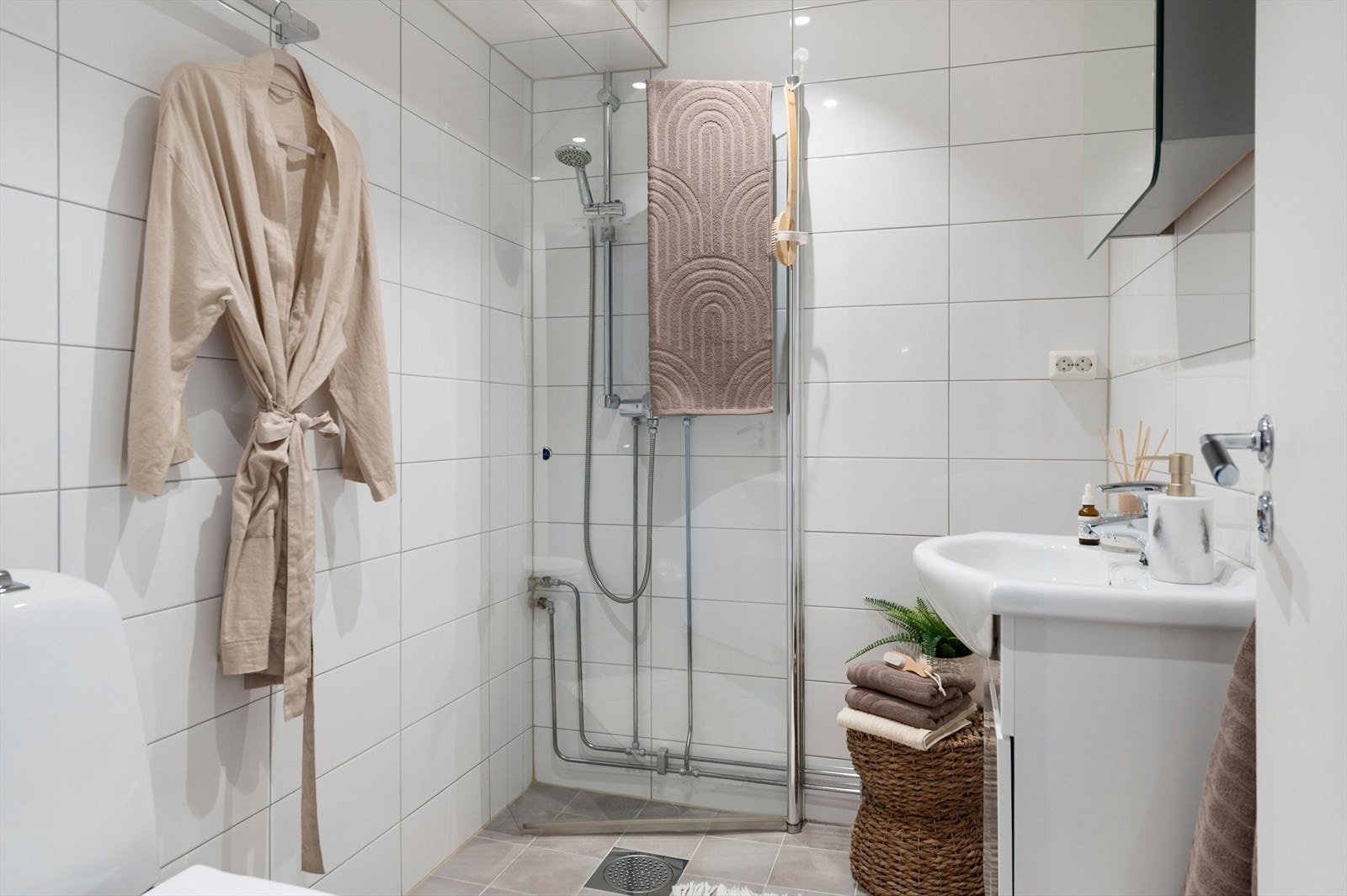 Bad ble oppgradert i 2015 og er helfliset med varme i gulv og opplegg for vaskemaskin. Galleribilde