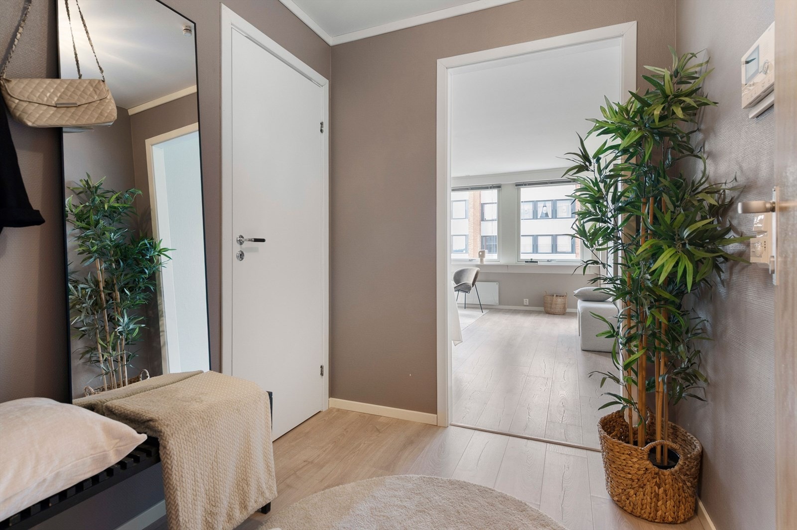 Entré med god størrelse og mulighet for å henge av seg yttertøy på knaggrekker. Plass til skohylle eller annet entrémøblement. Galleribilde