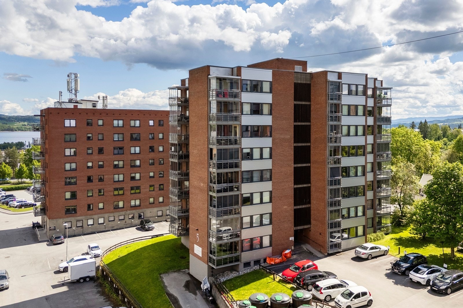 Blokka med felles parkeringsareal og søppelhåndtering. Galleribilde