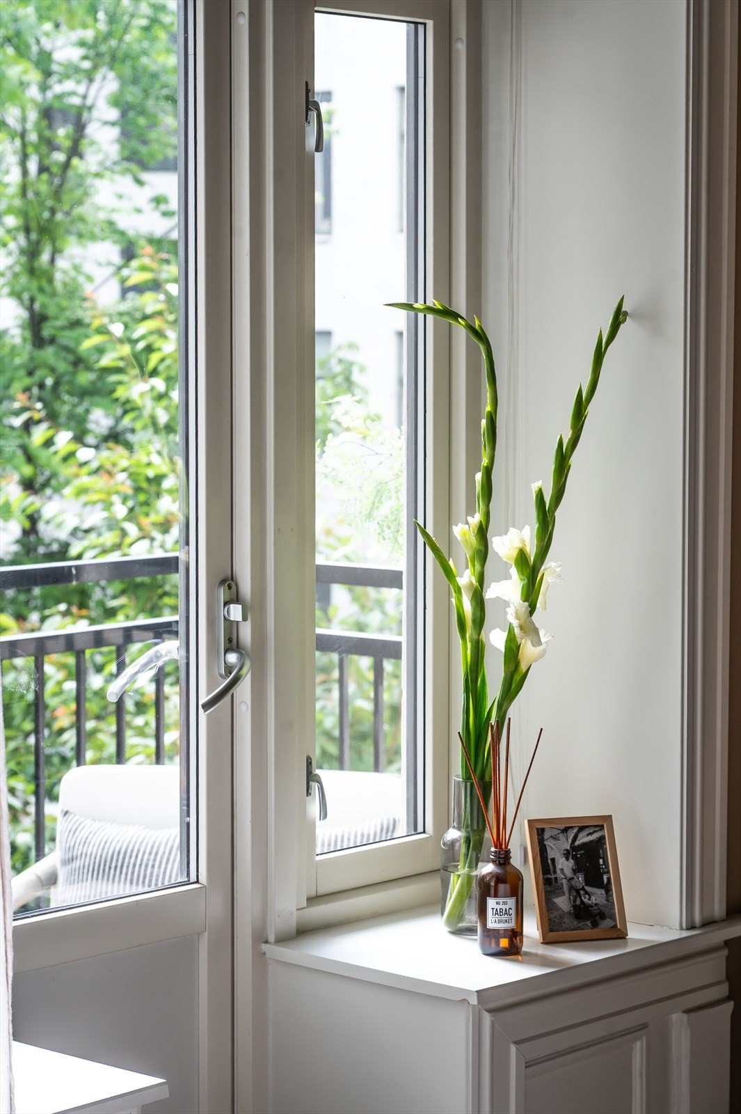 Her i i fra er det balkongdører ut til leilighetens balkong som forlenger rommet i sommerperiodene. Galleribilde