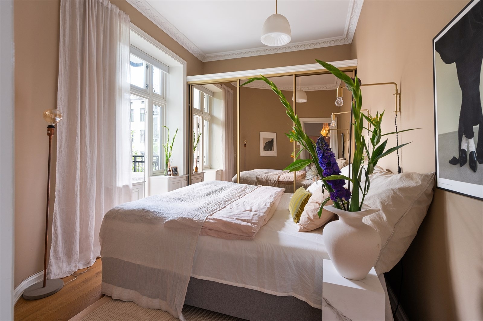 Soverommet er stort og luftig, med gode vindusflater som sikrer naturlig lysinnslipp og mulighet for effektiv lufting. Galleribilde