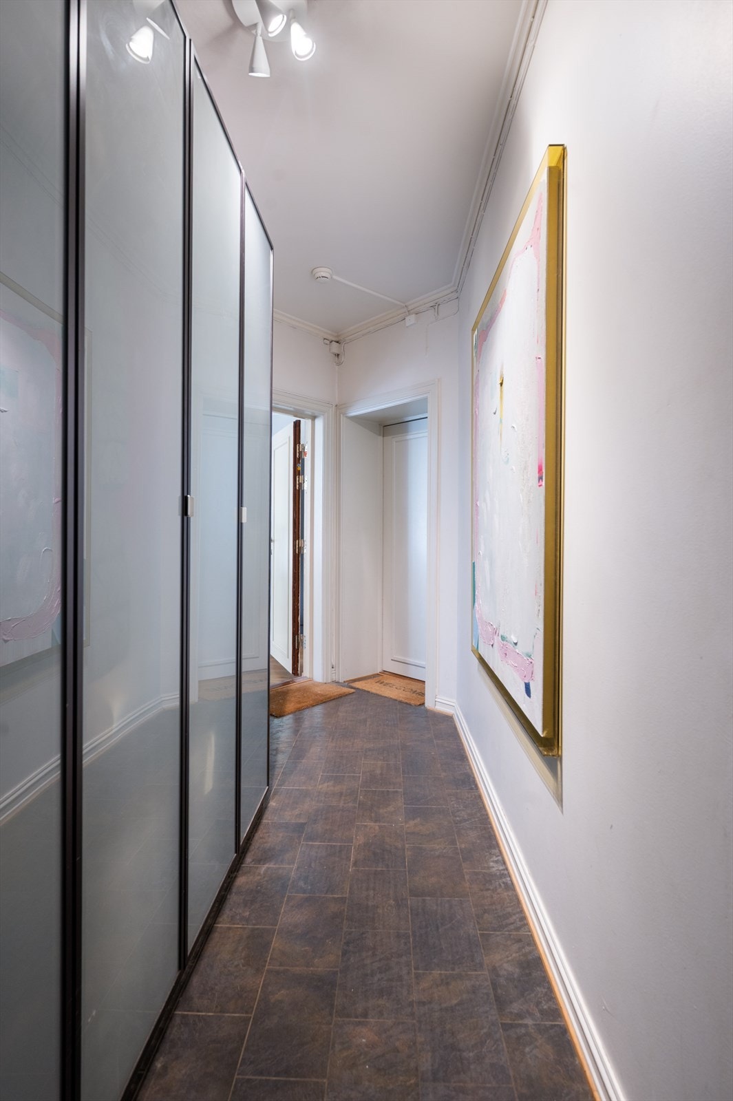 Felles gang med nabo hvor det er godt med garderobeplass til yttertøy. Galleribilde