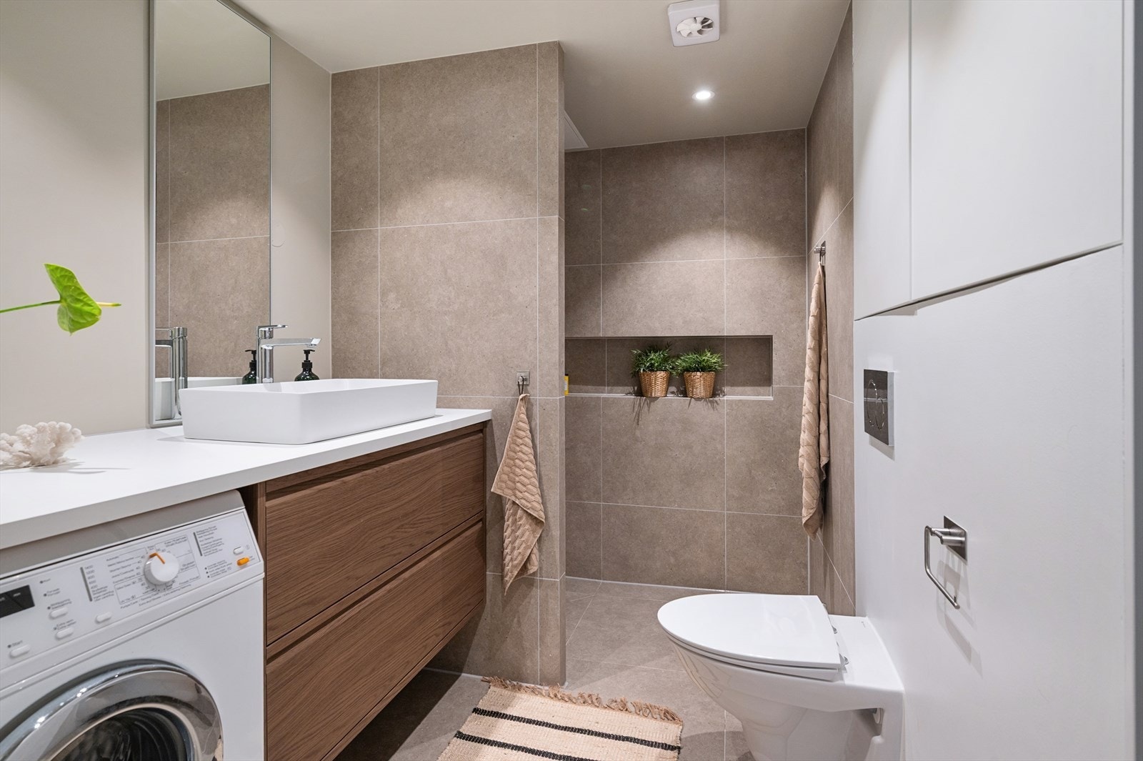 Badet ble renovert i desember 2024 av profesjonelle fagfolk og fremstår som moderne og lekkert. Galleribilde