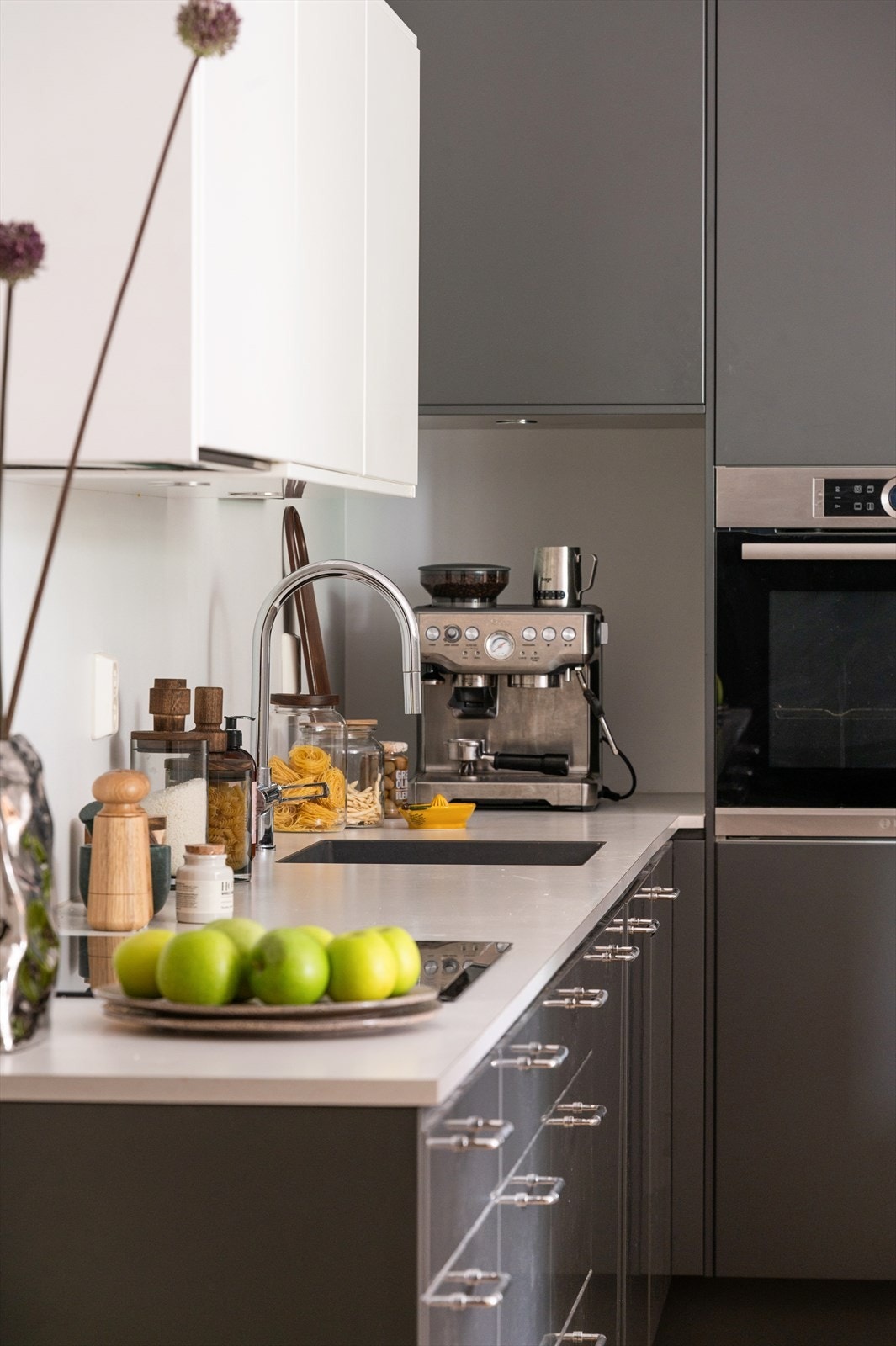 Kjøkkenet ble pusset opp i 2017 og er arkitekttegnet med innredning fra Drømmekjøkkenet i et stilrent, mørkt uttrykk. Galleribilde