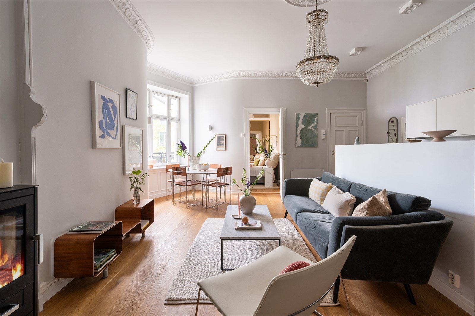 Dette er en tiltalende og klassisk 2-roms selveier, beliggende tilbaketrukket i indre gård, skjermet for trafikk og støy. Galleribilde