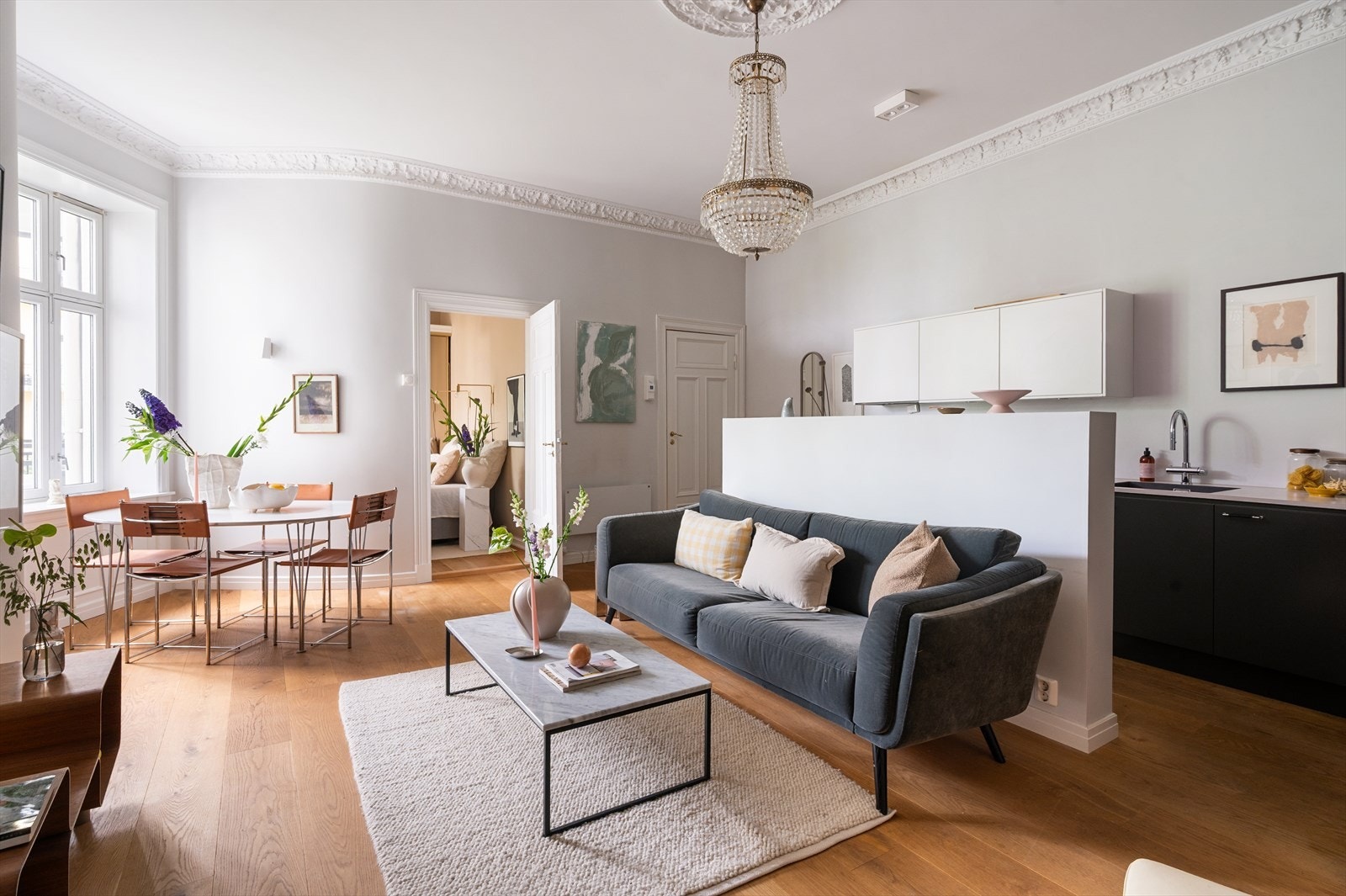 Rommets utforming gir gode møbleringsmuligheter, med naturlige soner for både spisebord og sofagruppe med tilhørende møblement. Galleribilde