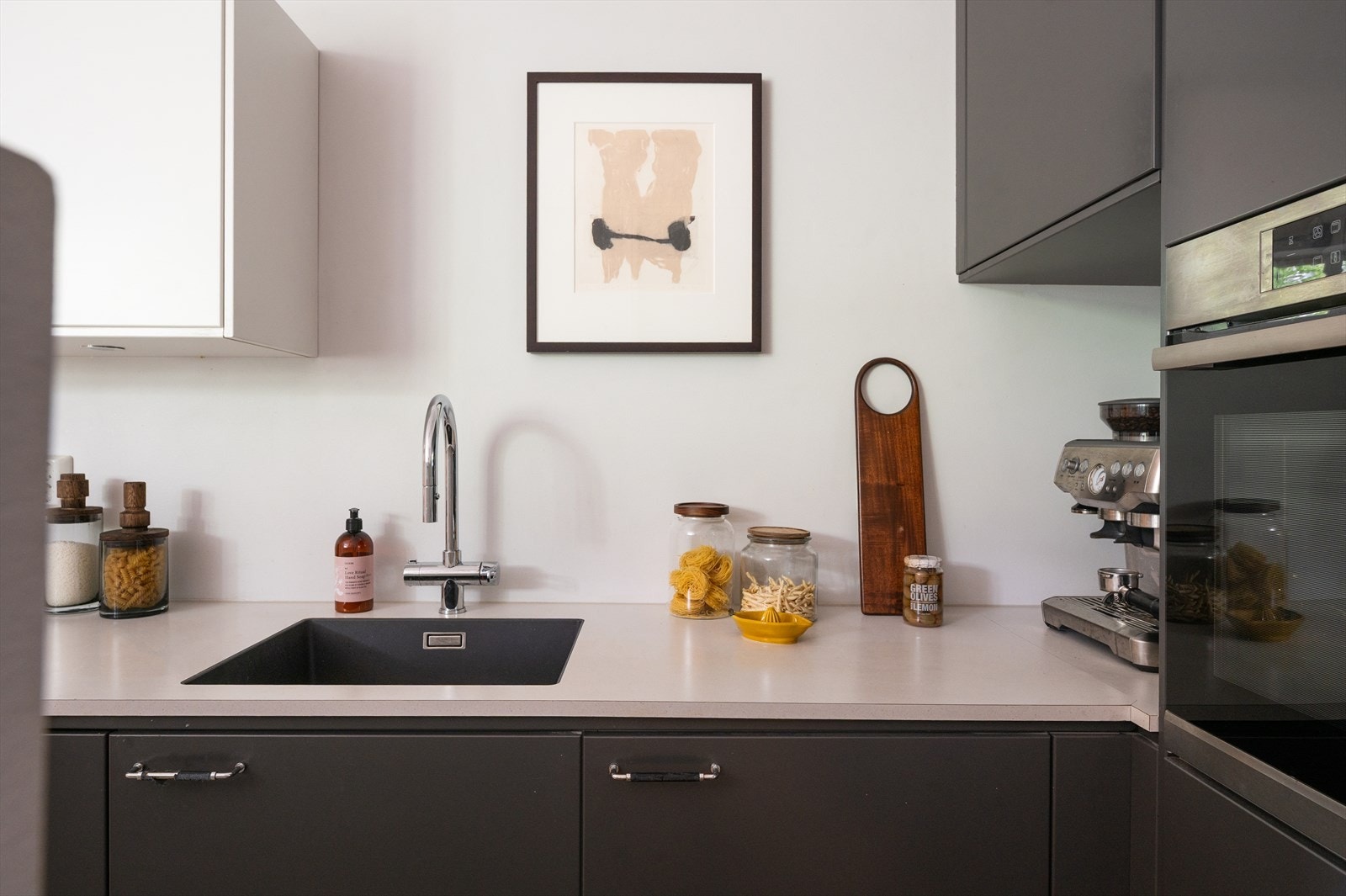 Kjøkkenet er godt utnyttet med både skuffer og skap, og har integrerte hvitevarer som induksjonsplatetopp, stekeovn, oppvaskmaskin og kjøl-/fryseskap. Galleribilde