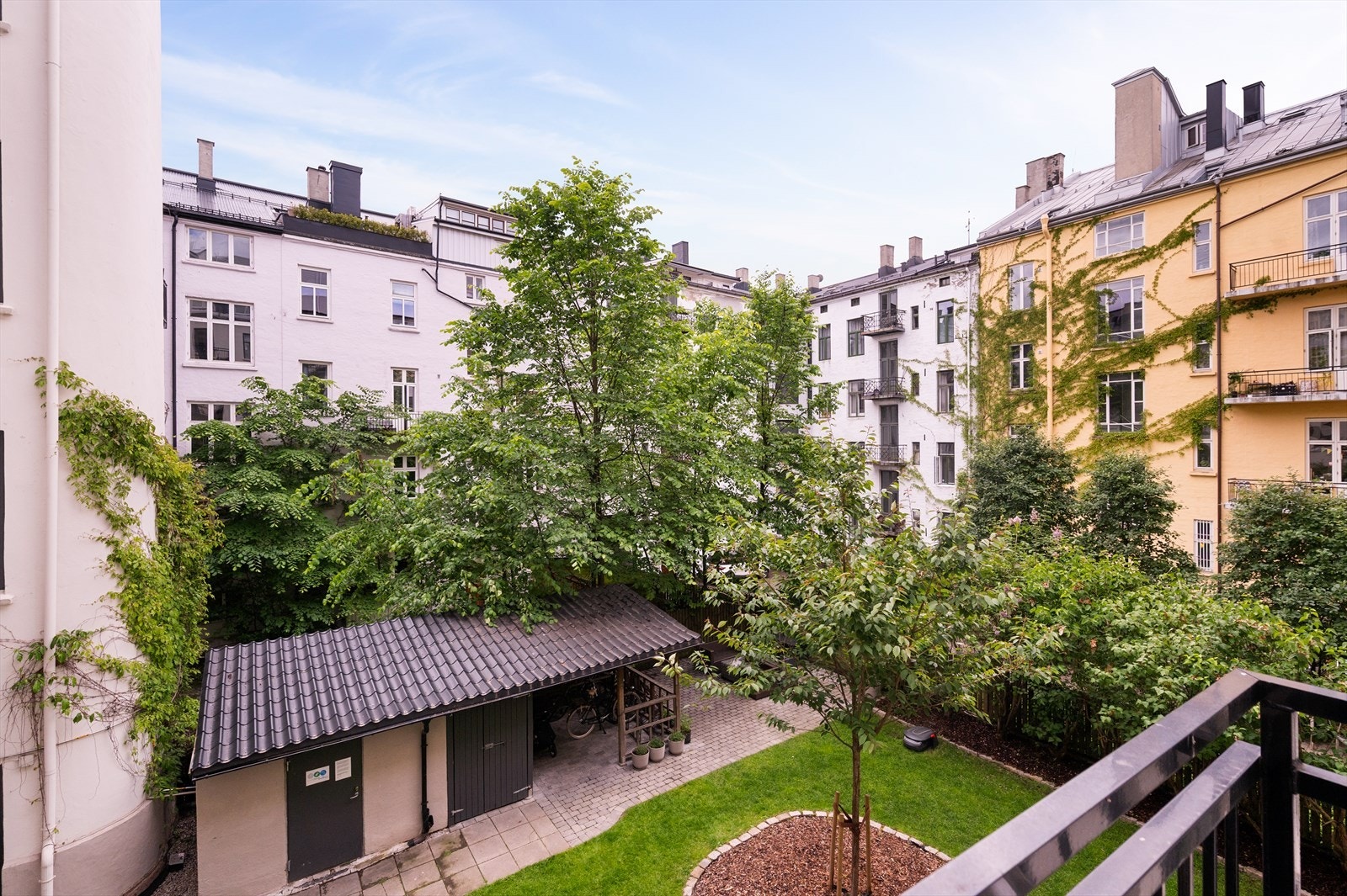 En flott uteplass med mulighet for hyggelig utemøblement - perfekt for morgenkaffen eller en stille pause i solen. Galleribilde