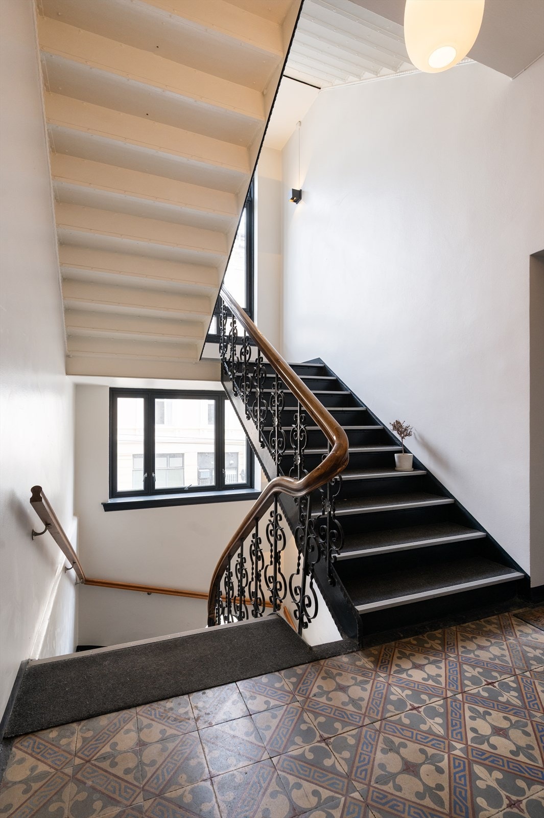 Fasjonabel og bred trappeoppgang som gir et godt førsteinntrykk av denne klassiske gården. Galleribilde