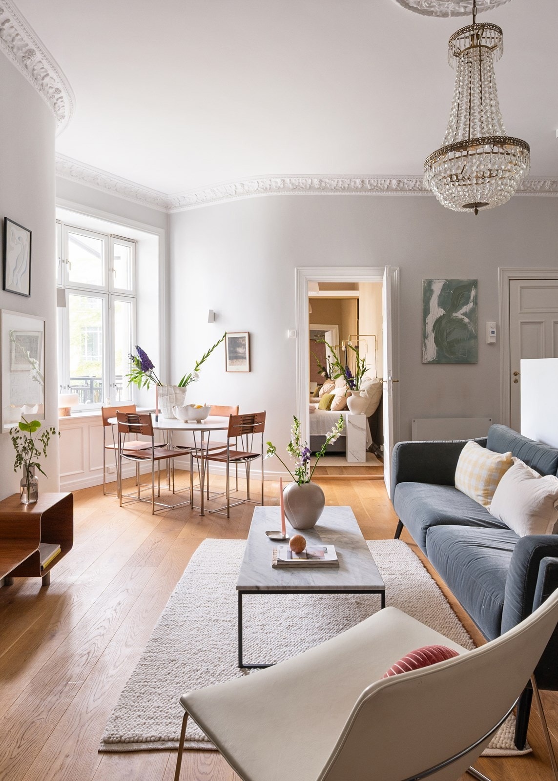 Stuen er lys, romslig og svært innbydende, med klassiske detaljer som stukkatur og rosett i himlingen. Galleribilde