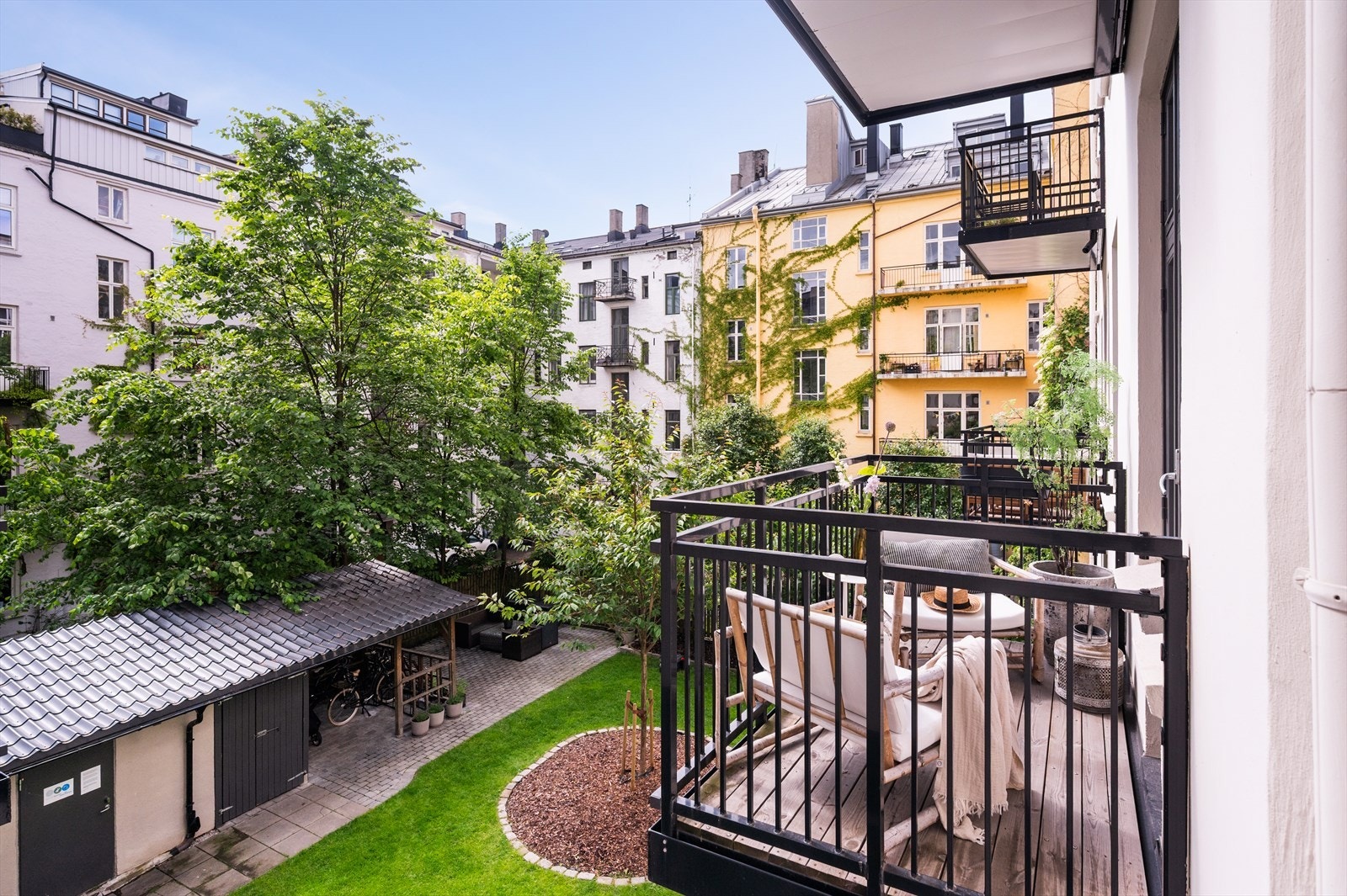 Leiligheten har en sydøstvendt balkong fra 2016, med terrassebord på gulvet. Galleribilde
