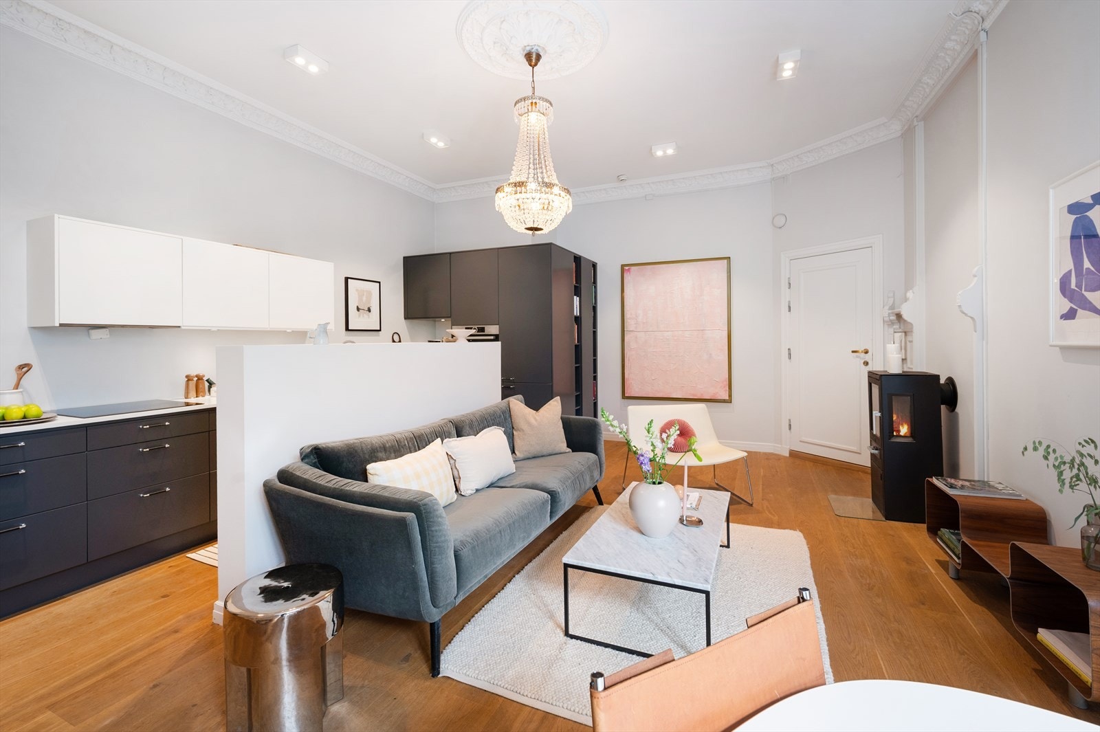 Det luftige oppholdsrommet er godt belyst med spotter i tak. Galleribilde