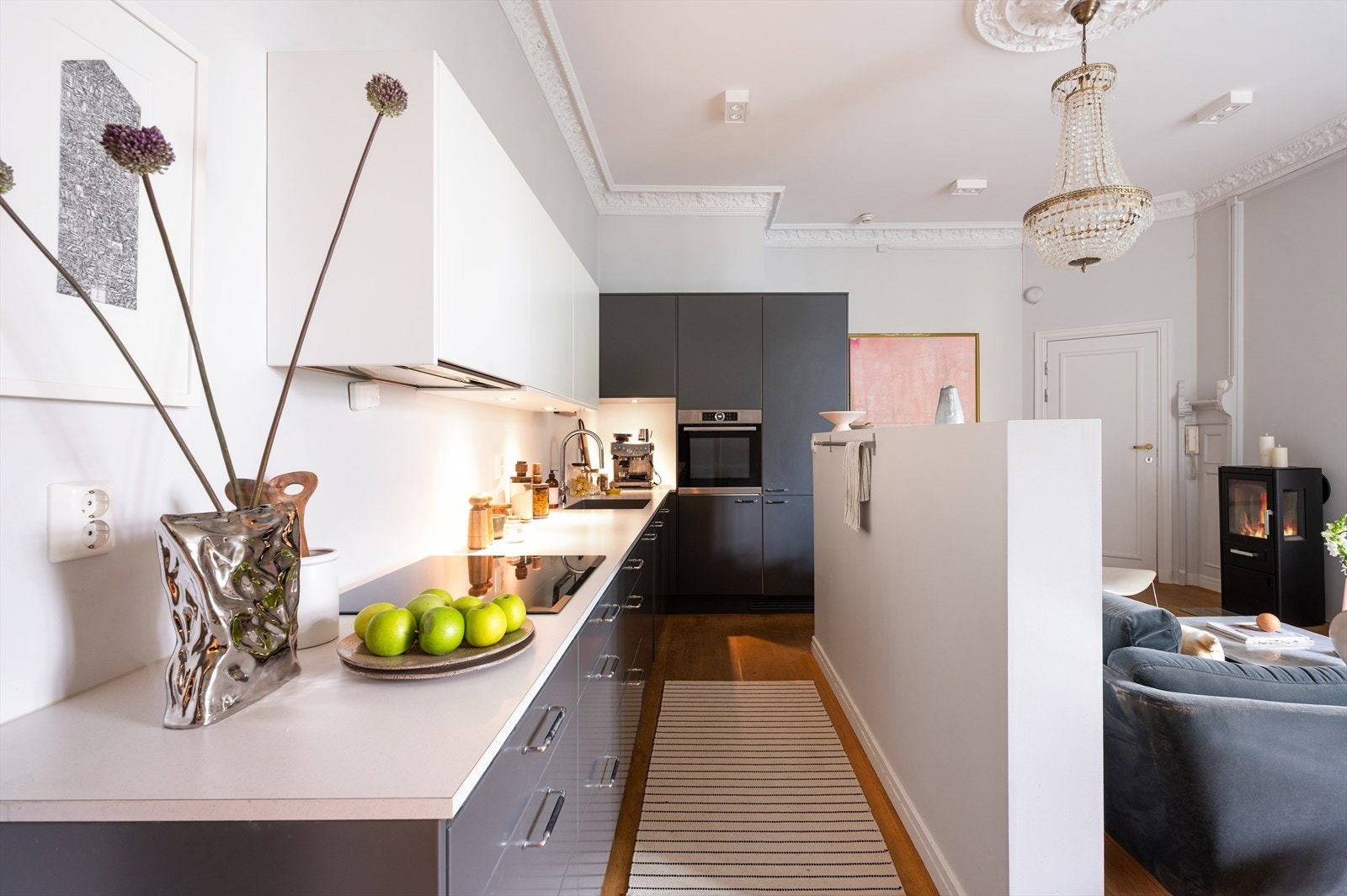 Stue og kjøkken er pent adskilt i to soner med vegg. Galleribilde