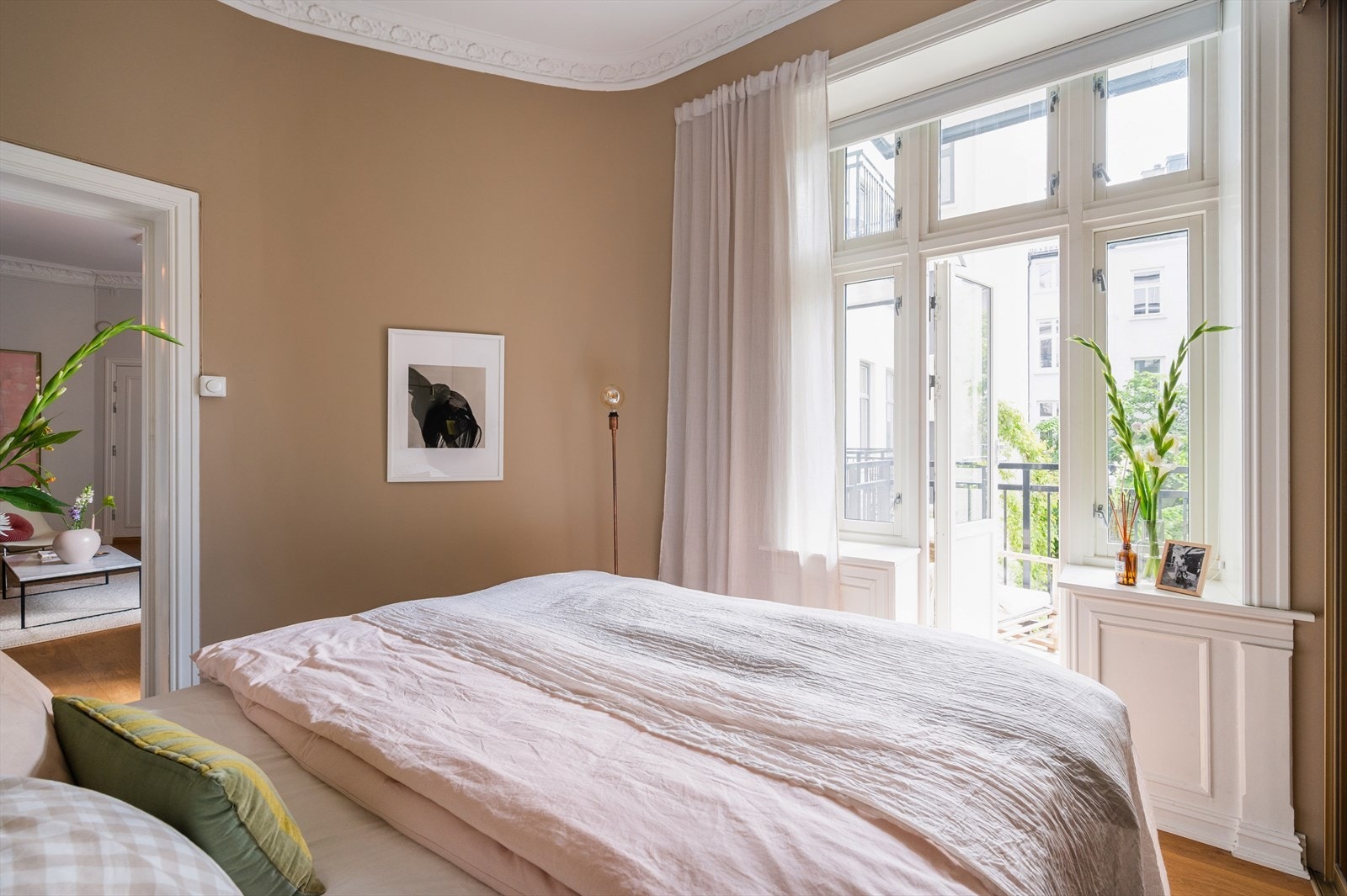 Rommet vender mot en stille bakgård, noe som gir gode forutsetninger for en rolig og behagelig natts søvn. Galleribilde