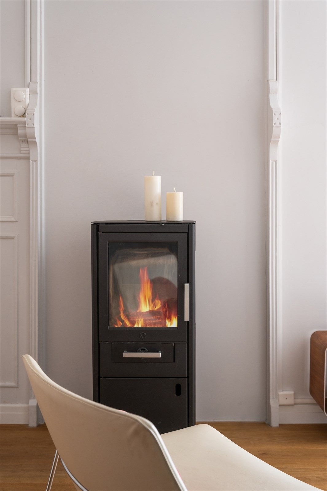 Det er montert en stilren peis fra 2021 som gir både varme og hyggelig atmosfære. Galleribilde