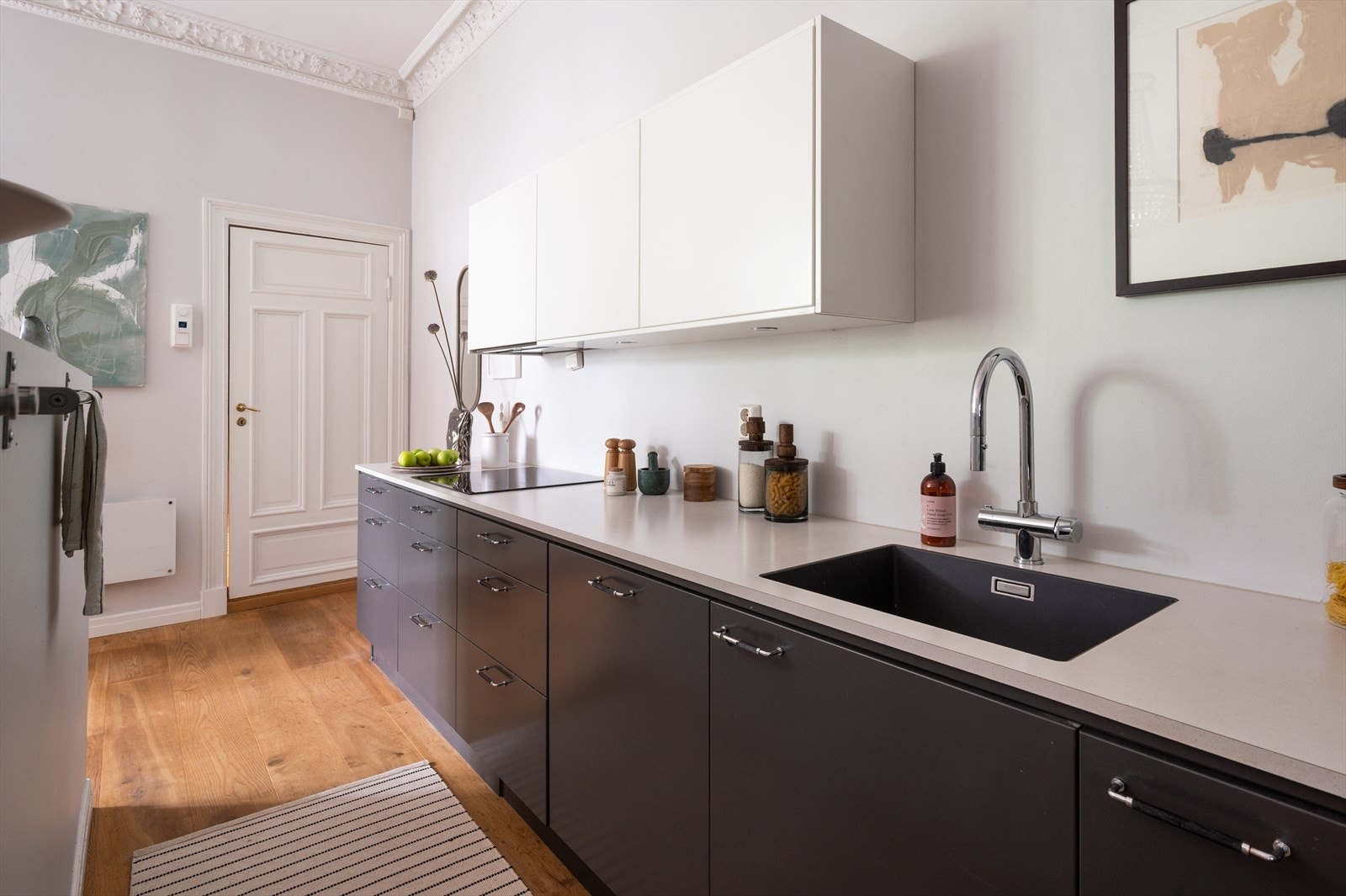 Benkeplaten er i slitesterk laminat med underlimt vask i kompositt. Galleribilde