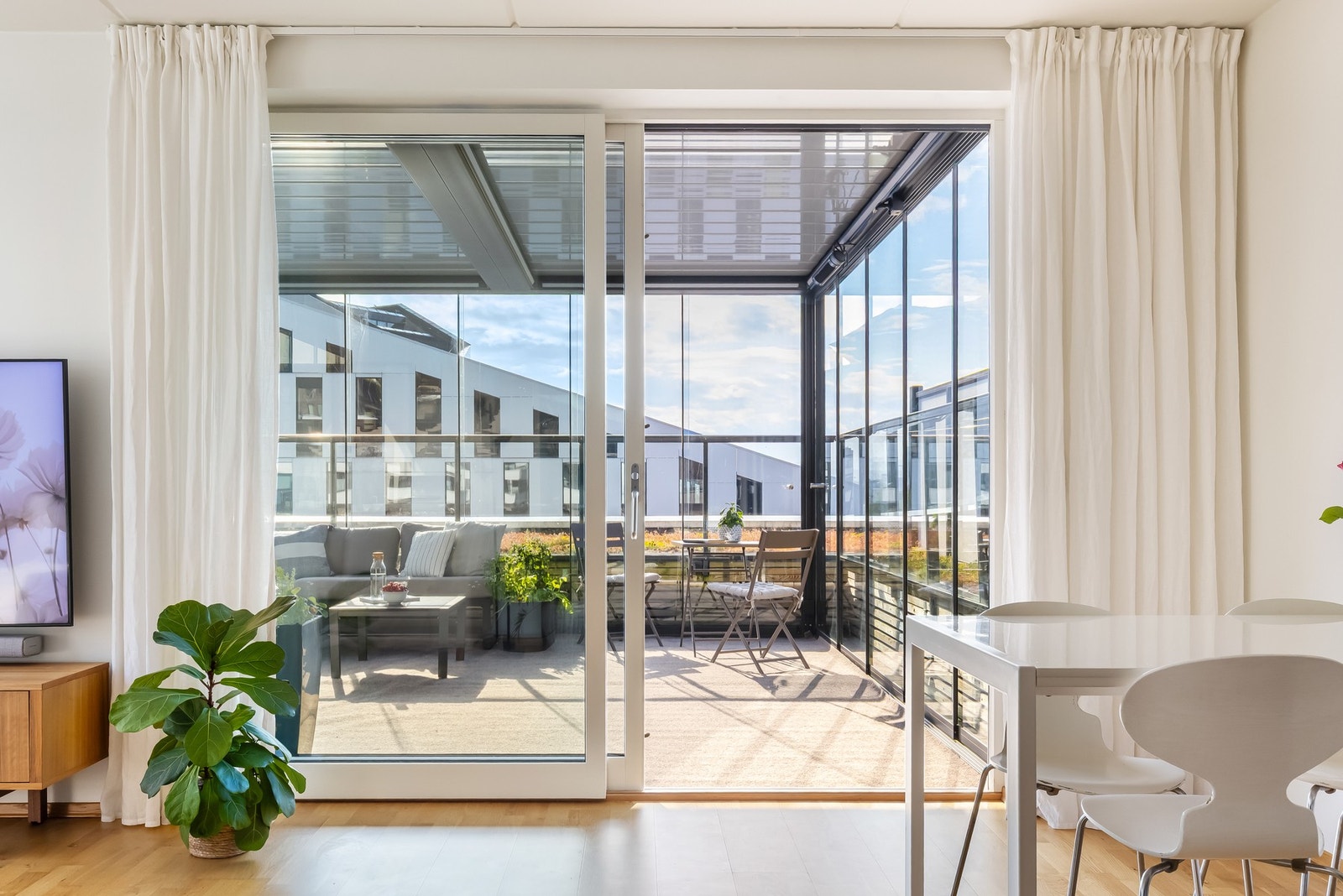 Skyvedørene kan åpnes helt opp og gir med det en følelse av en ekstra stue. Galleribilde